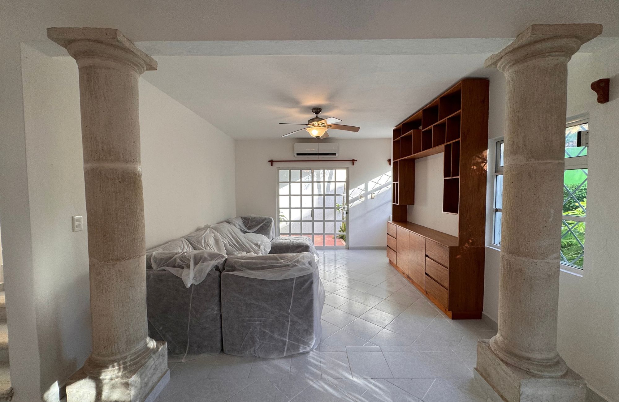 House REDUCED PRICE with private pool with LED lighting, 3.80 meter high ceilings, 5 minutes from the beach, for sale in Cozumel island.