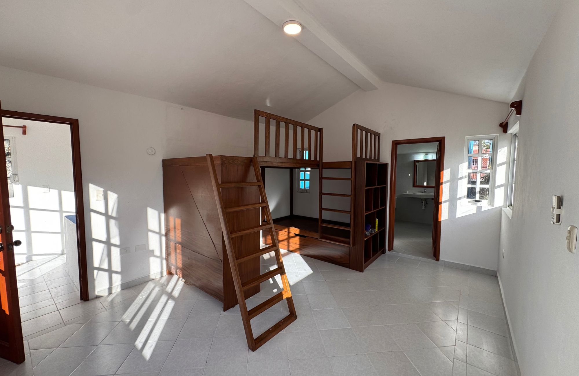 House REDUCED PRICE with private pool with LED lighting, 3.80 meter high ceilings, 5 minutes from the beach, for sale in Cozumel island.