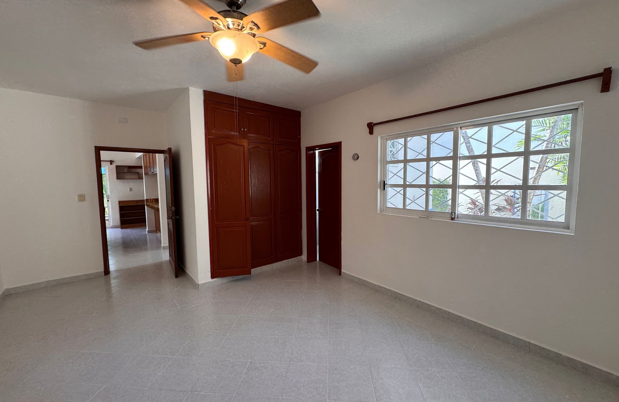 House REDUCED PRICE with private pool with LED lighting, 3.80 meter high ceilings, 5 minutes from the beach, for sale in Cozumel island.