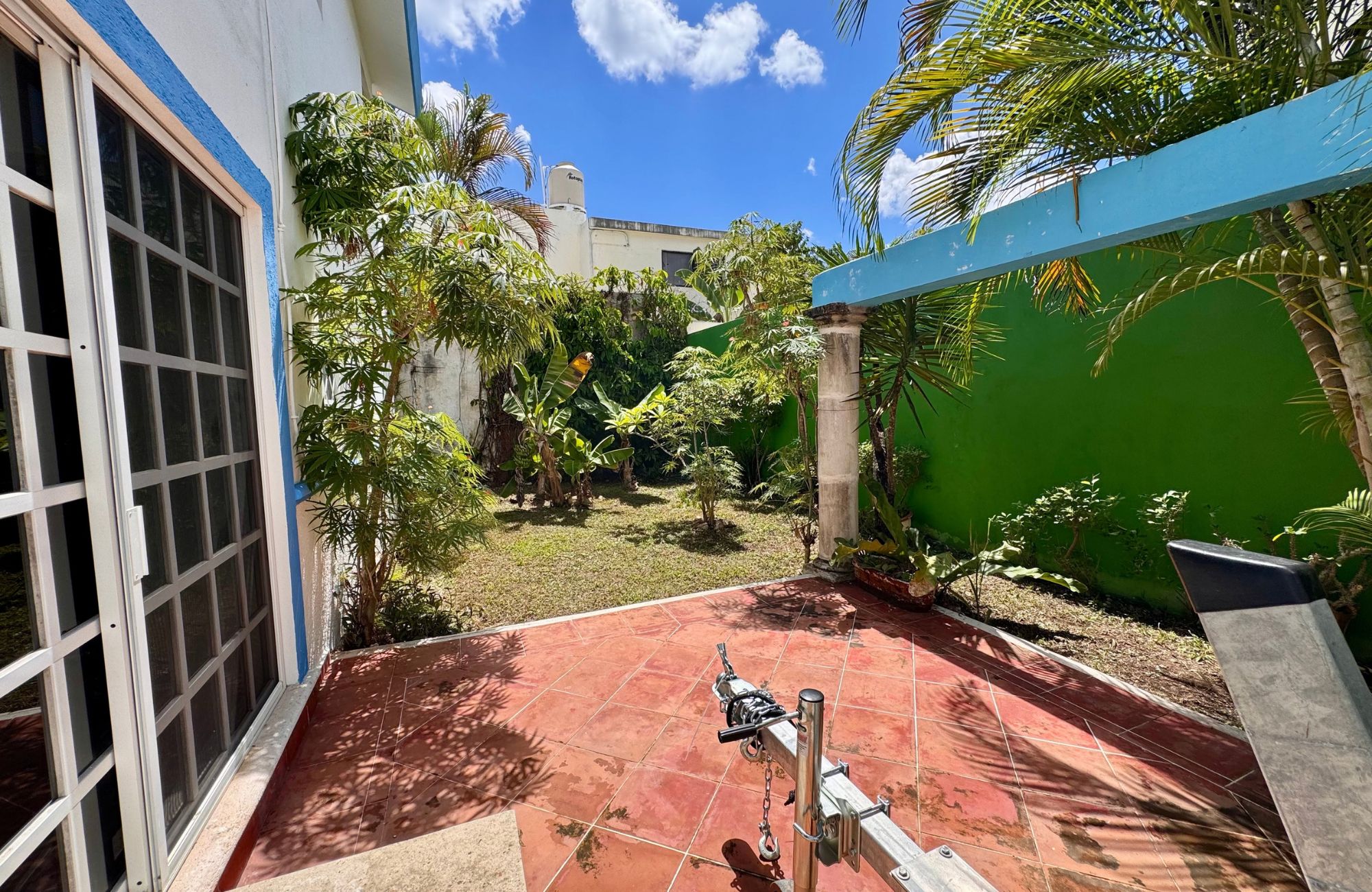 House REDUCED PRICE with private pool with LED lighting, 3.80 meter high ceilings, 5 minutes from the beach, for sale in Cozumel island.