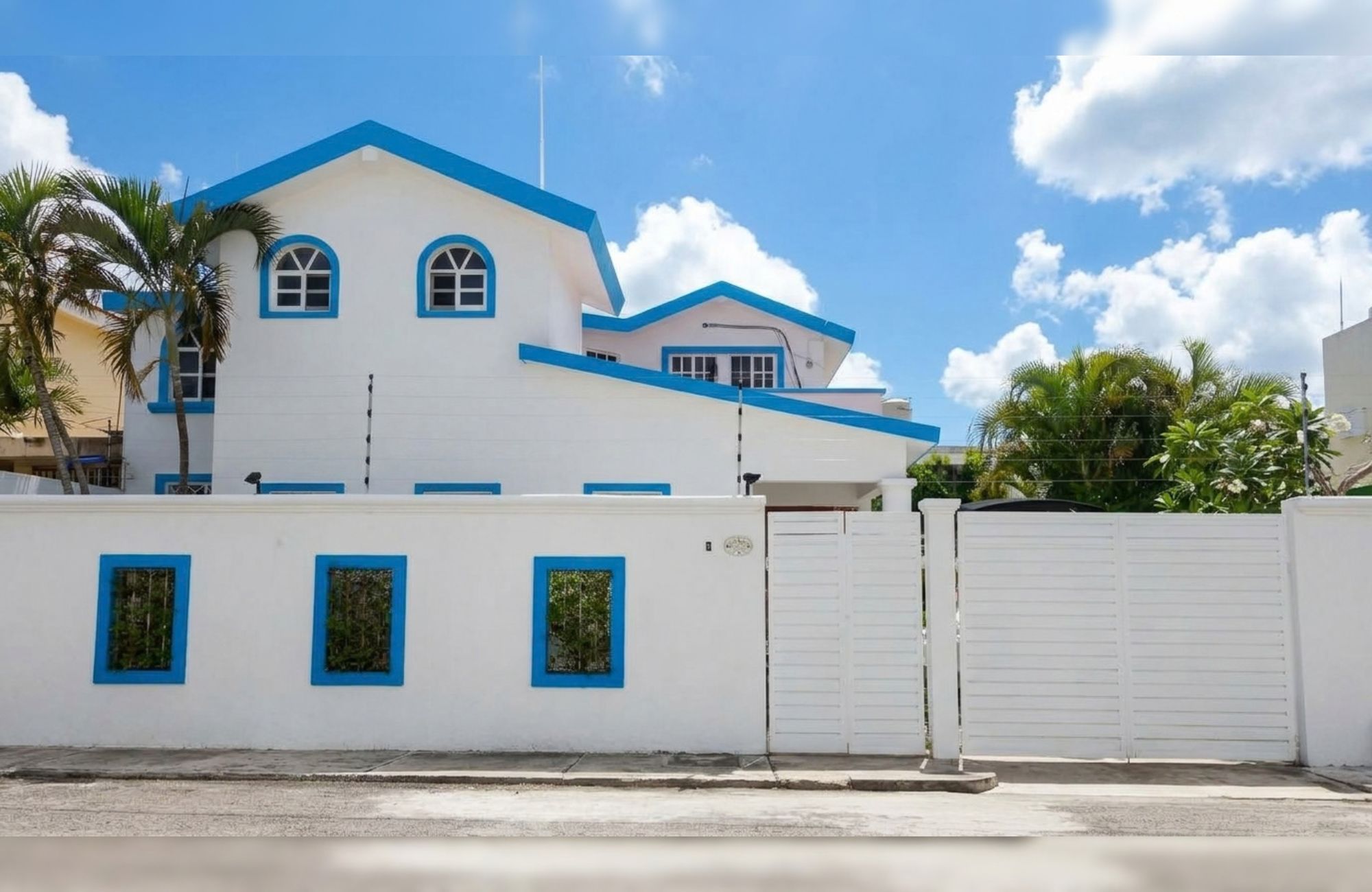 House REDUCED PRICE with private pool with LED lighting, 3.80 meter high ceilings, 5 minutes from the beach, for sale in Cozumel island.