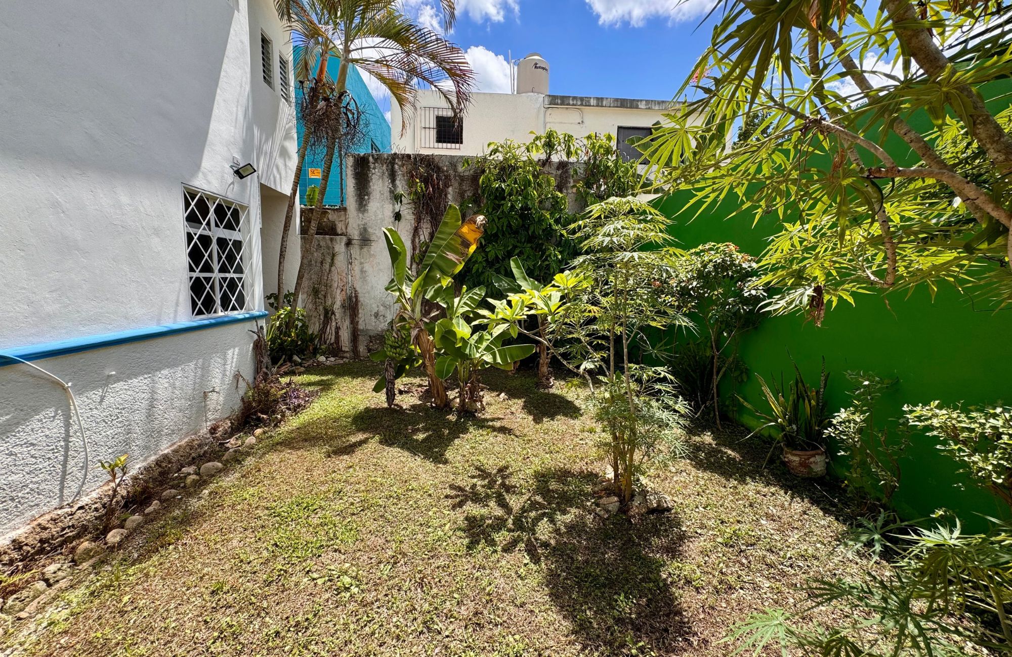 House REDUCED PRICE with private pool with LED lighting, 3.80 meter high ceilings, 5 minutes from the beach, for sale in Cozumel island.