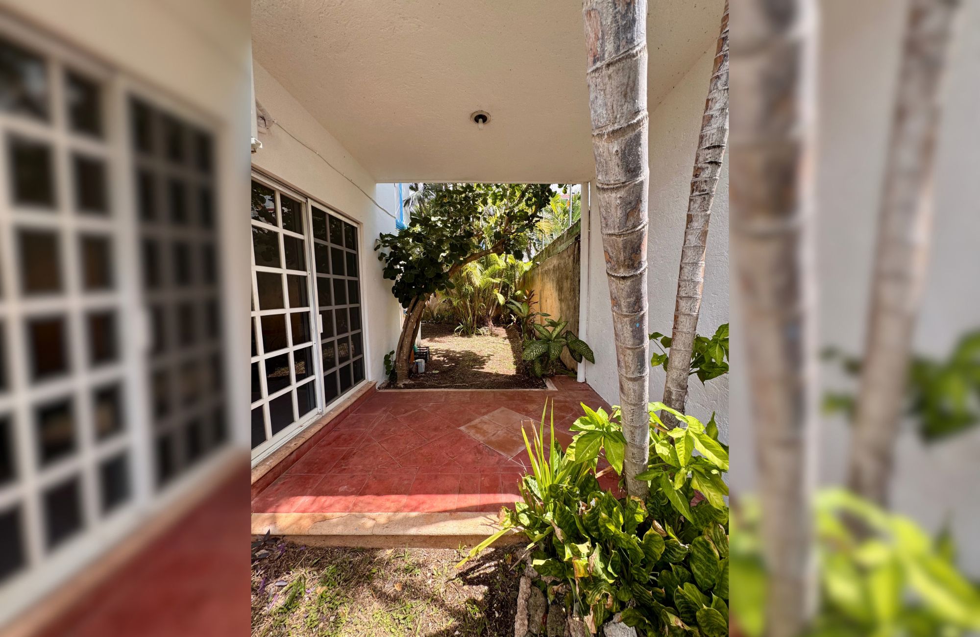 House REDUCED PRICE with private pool with LED lighting, 3.80 meter high ceilings, 5 minutes from the beach, for sale in Cozumel island.