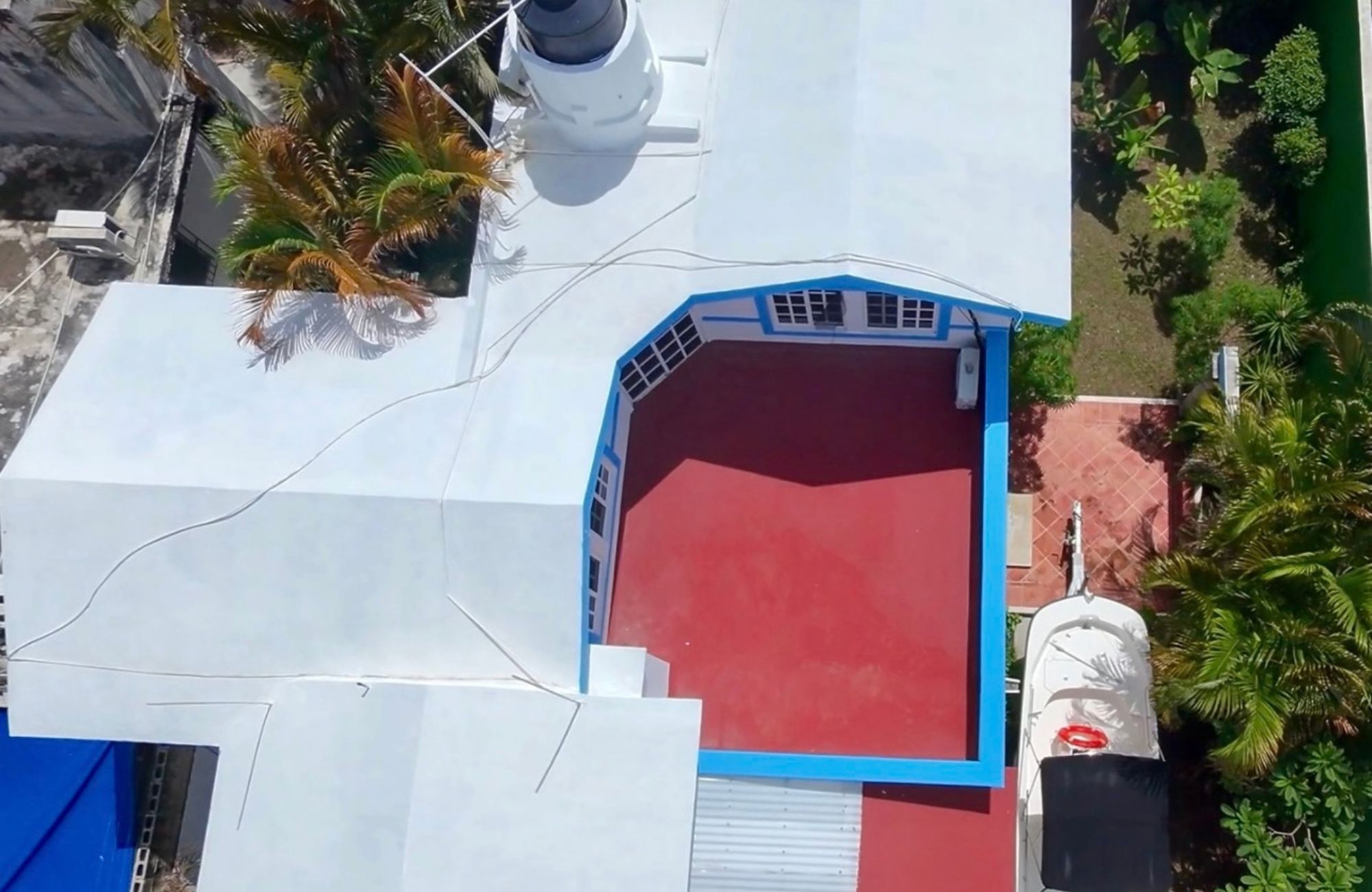 House REDUCED PRICE with private pool with LED lighting, 3.80 meter high ceilings, 5 minutes from the beach, for sale in Cozumel island.