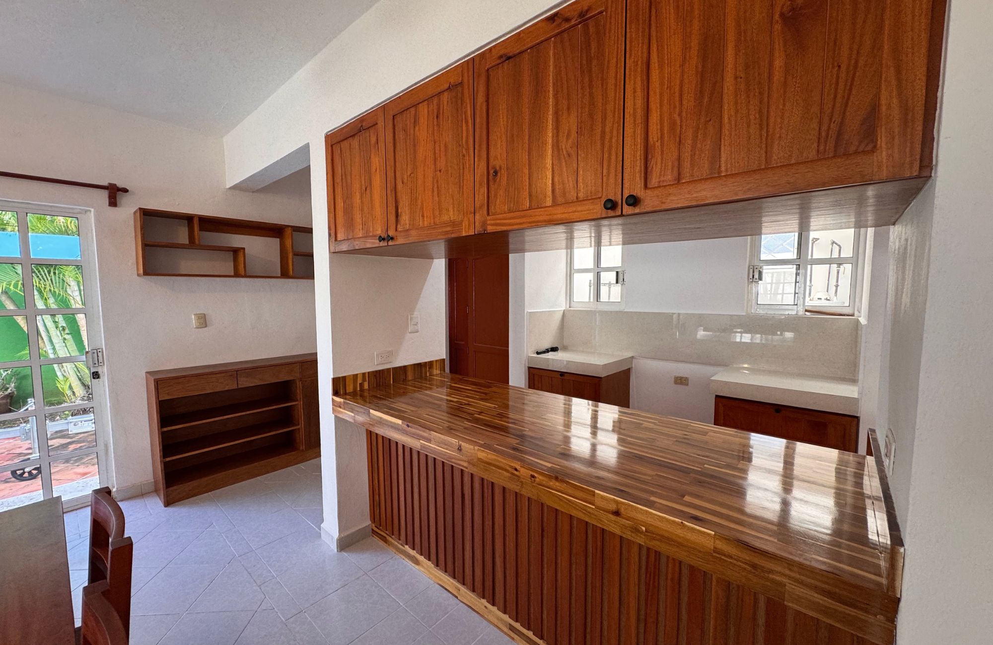 House REDUCED PRICE with private pool with LED lighting, 3.80 meter high ceilings, 5 minutes from the beach, for sale in Cozumel island.