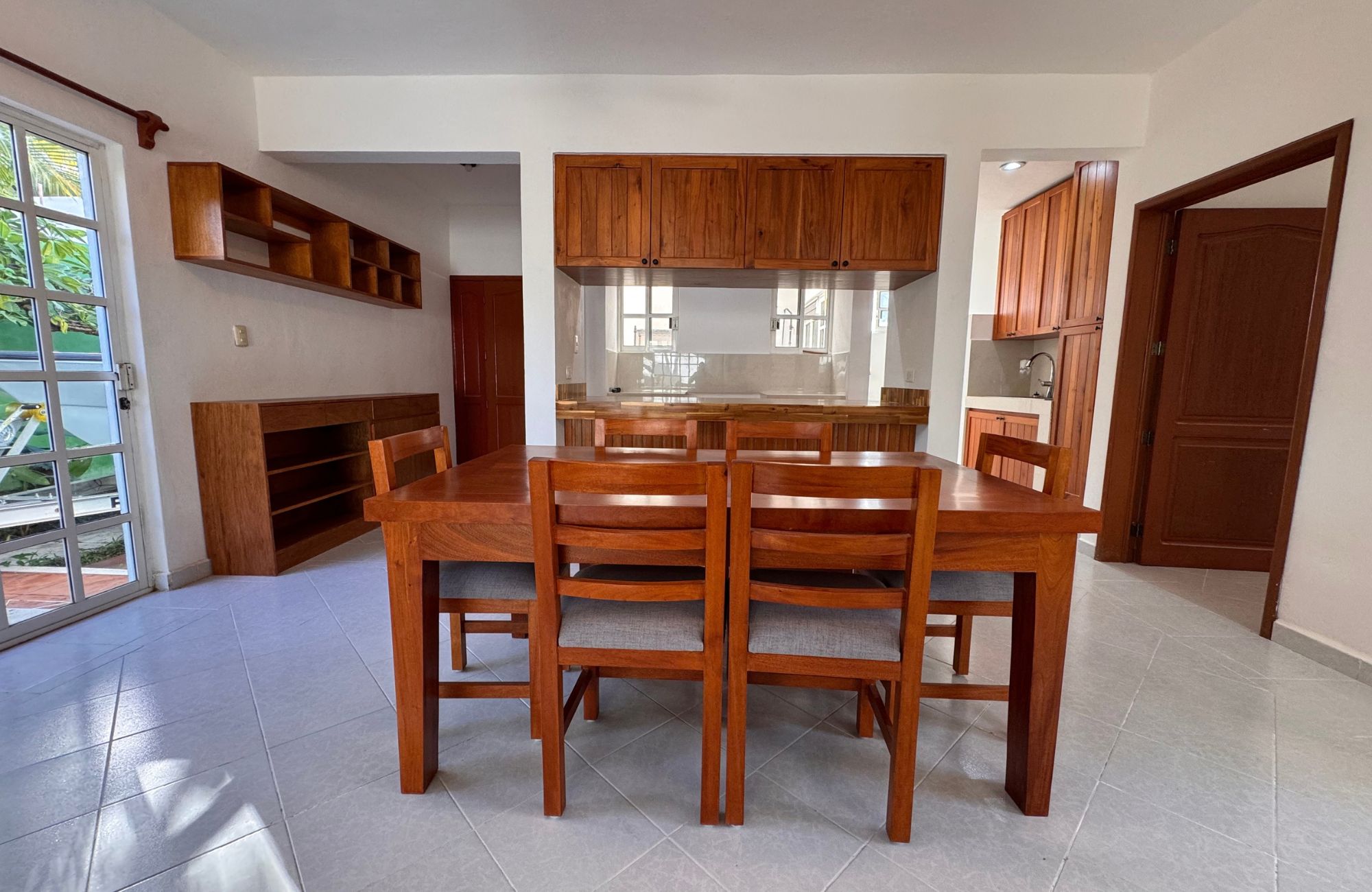 House REDUCED PRICE with private pool with LED lighting, 3.80 meter high ceilings, 5 minutes from the beach, for sale in Cozumel island.