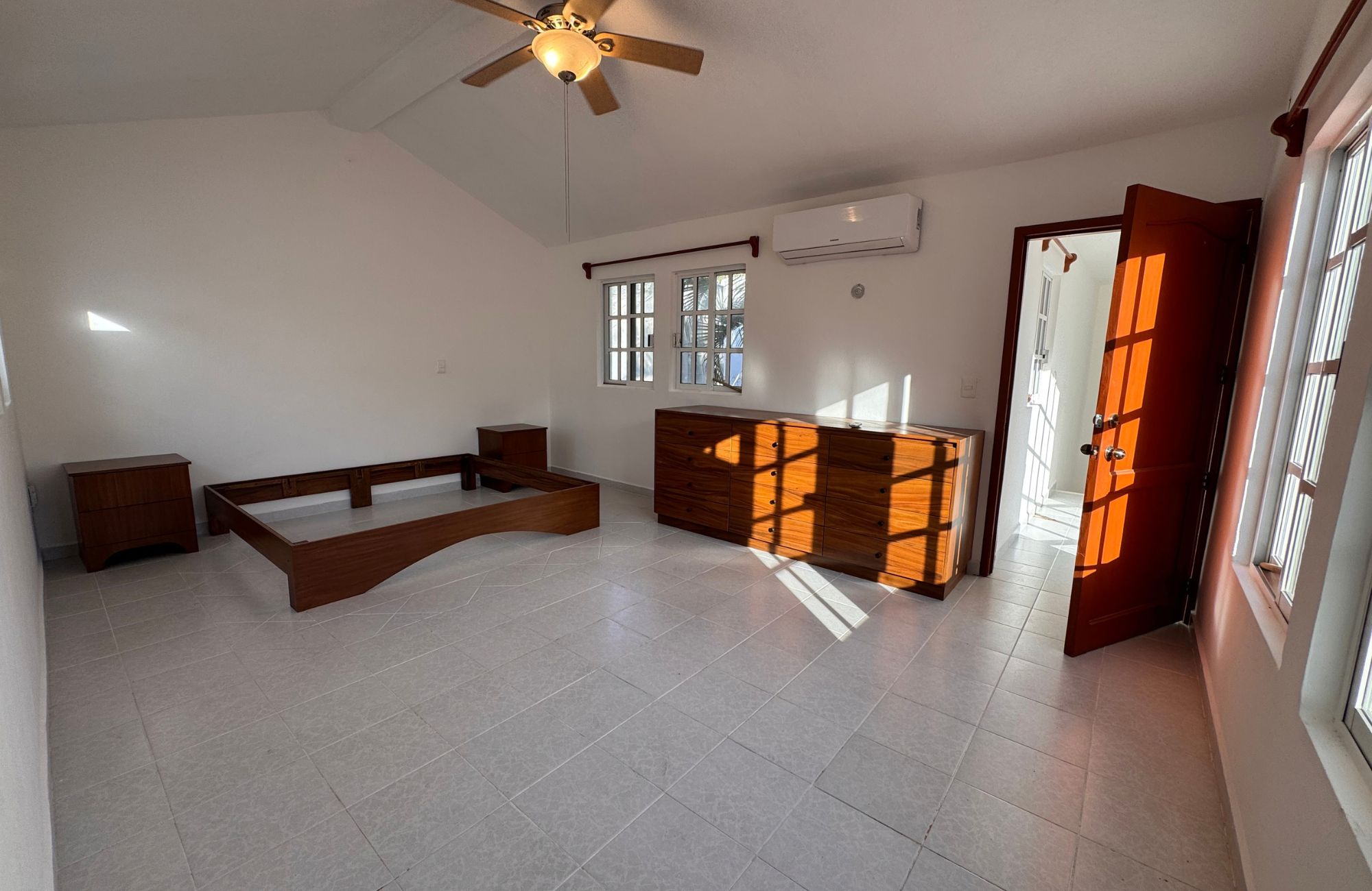 House REDUCED PRICE with private pool with LED lighting, 3.80 meter high ceilings, 5 minutes from the beach, for sale in Cozumel island.