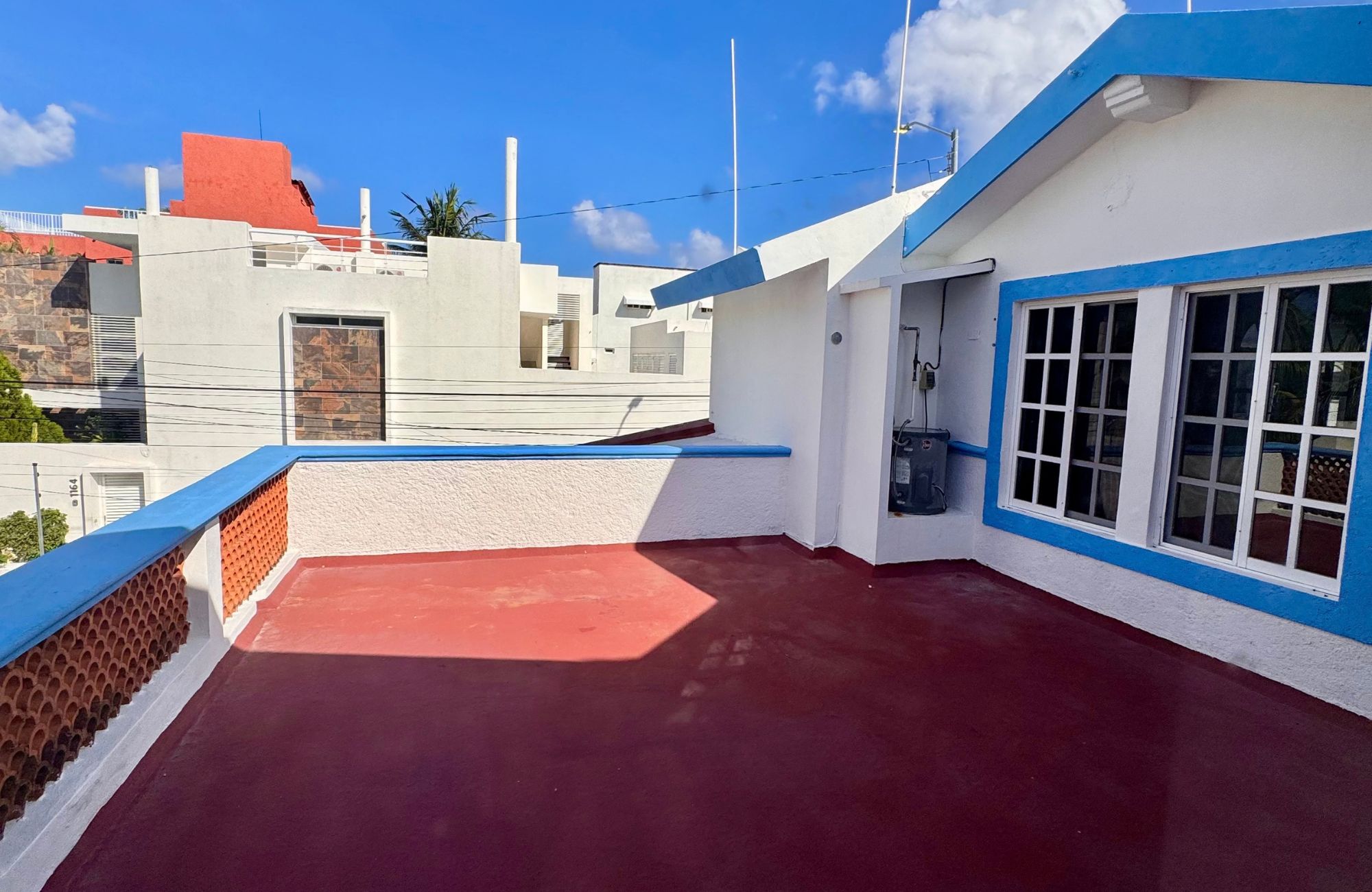 House REDUCED PRICE with private pool with LED lighting, 3.80 meter high ceilings, 5 minutes from the beach, for sale in Cozumel island.