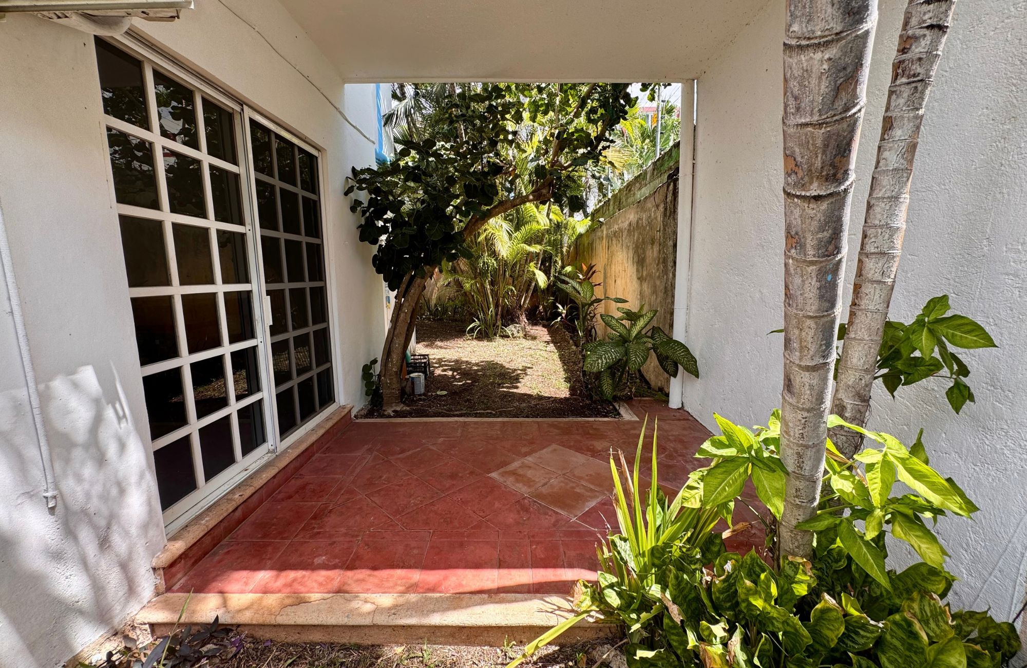 House REDUCED PRICE with private pool with LED lighting, 3.80 meter high ceilings, 5 minutes from the beach, for sale in Cozumel island.