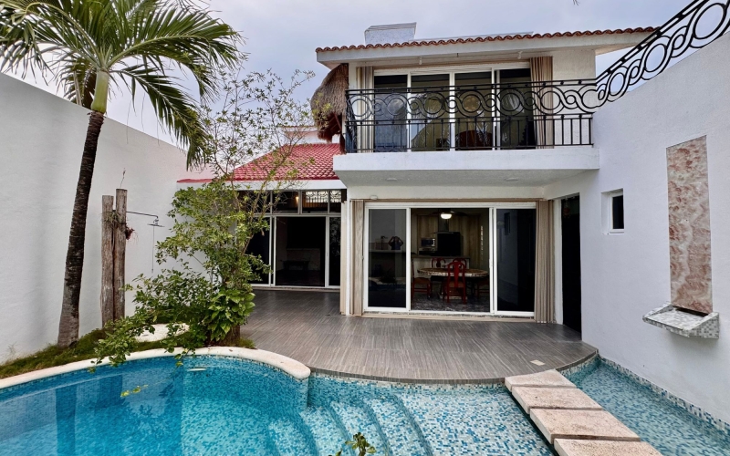 Casa con alberca privada, estudio, terraza, dos niveles, en venta