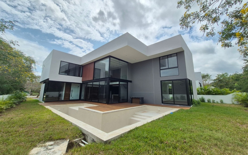 Residence with bar and private pool for sale, Yucat&aacute;n Country Club