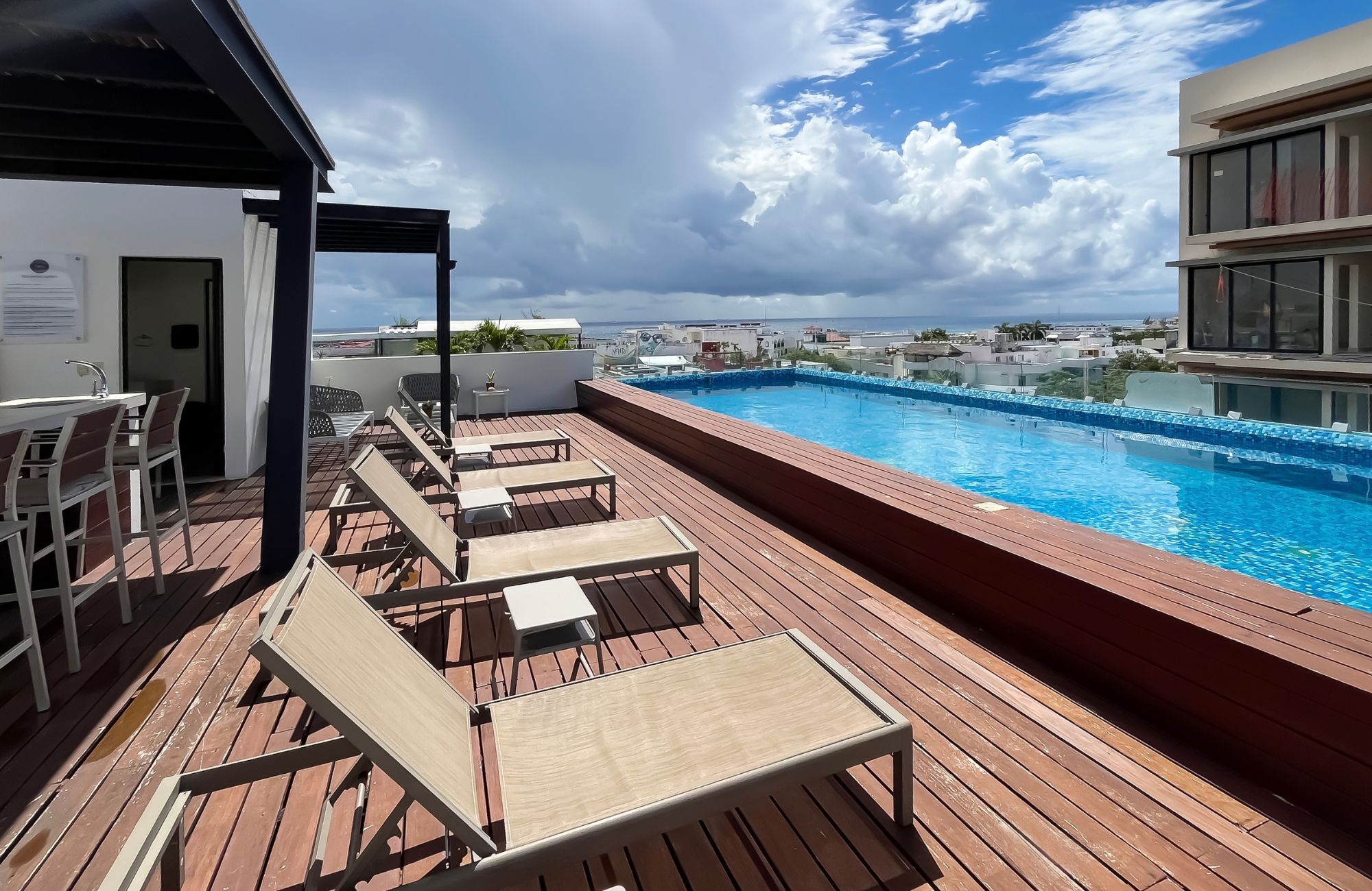 Penthouse 350 meters from the beach, ocean view pool, art gallery, unique design, roof garden with jacuzzi, for sale in Playa del Carmen.