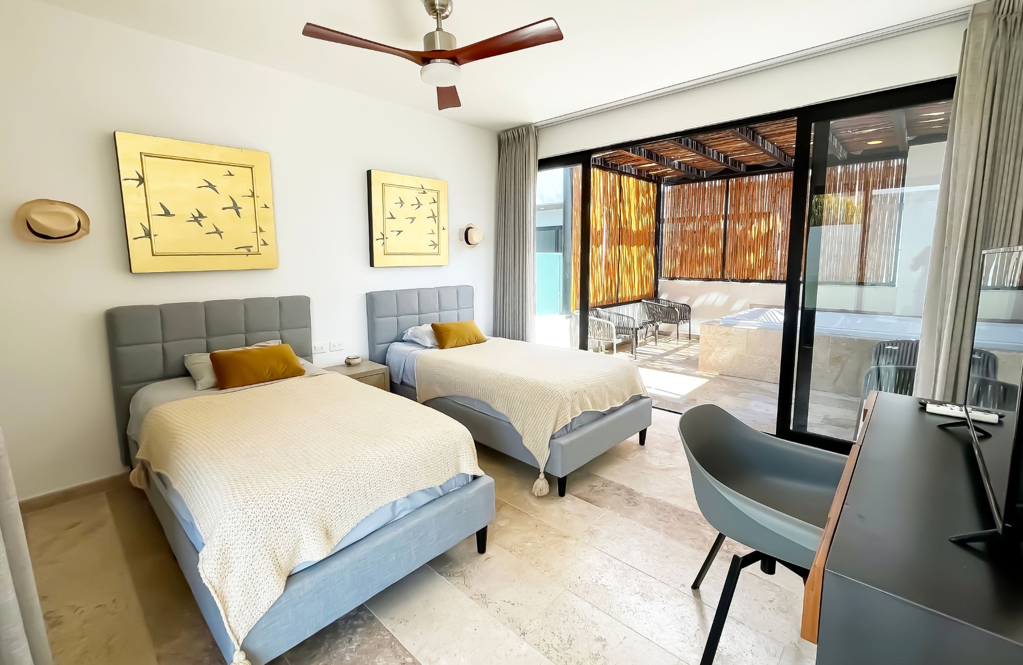Penthouse 350 meters from the beach, ocean view pool, art gallery, unique design, roof garden with jacuzzi, for sale in Playa del Carmen.