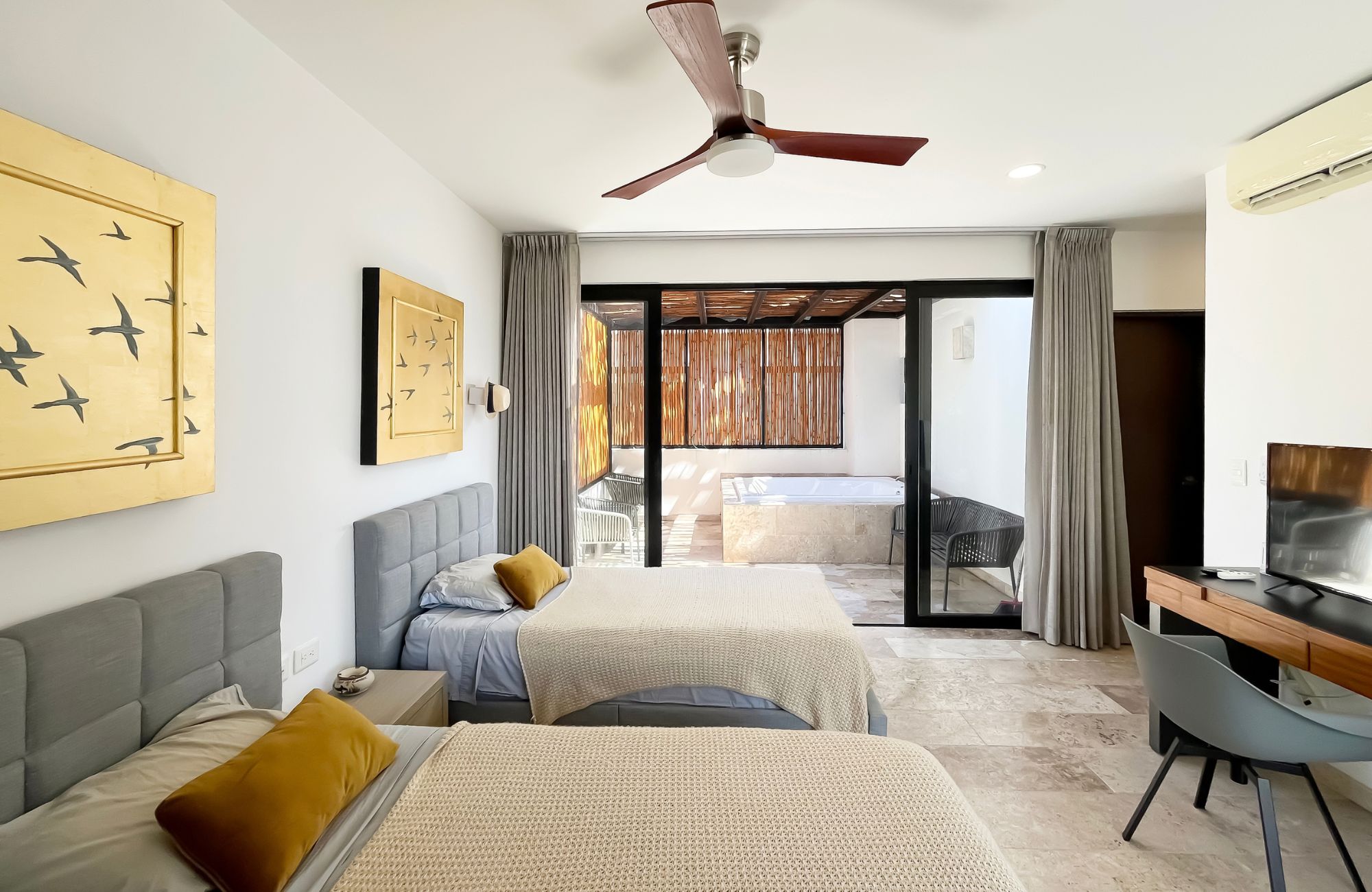 Penthouse 350 meters from the beach, ocean view pool, art gallery, unique design, roof garden with jacuzzi, for sale in Playa del Carmen.
