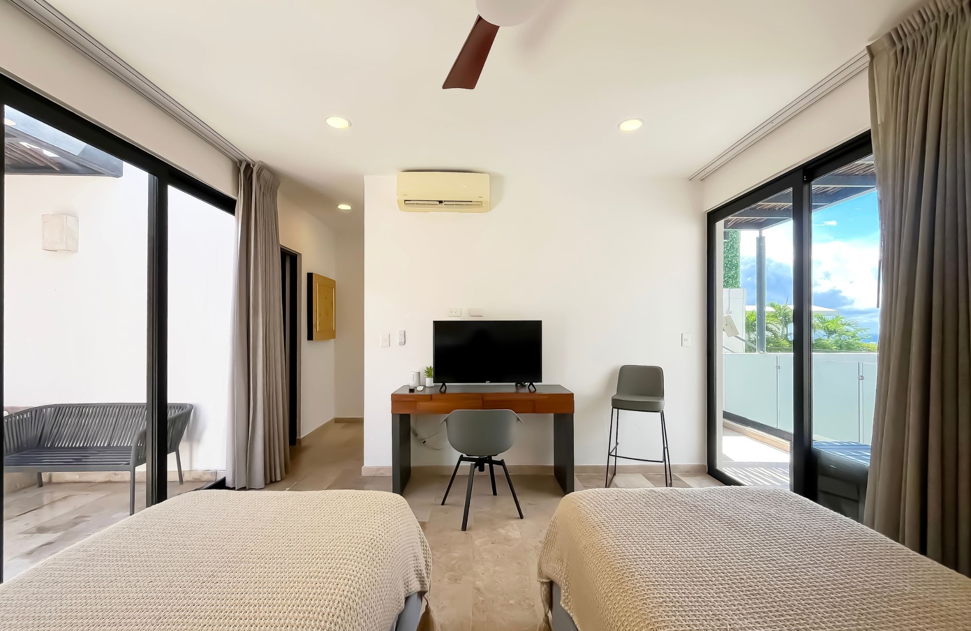 Penthouse 350 meters from the beach, ocean view pool, art gallery, unique design, roof garden with jacuzzi, for sale in Playa del Carmen.