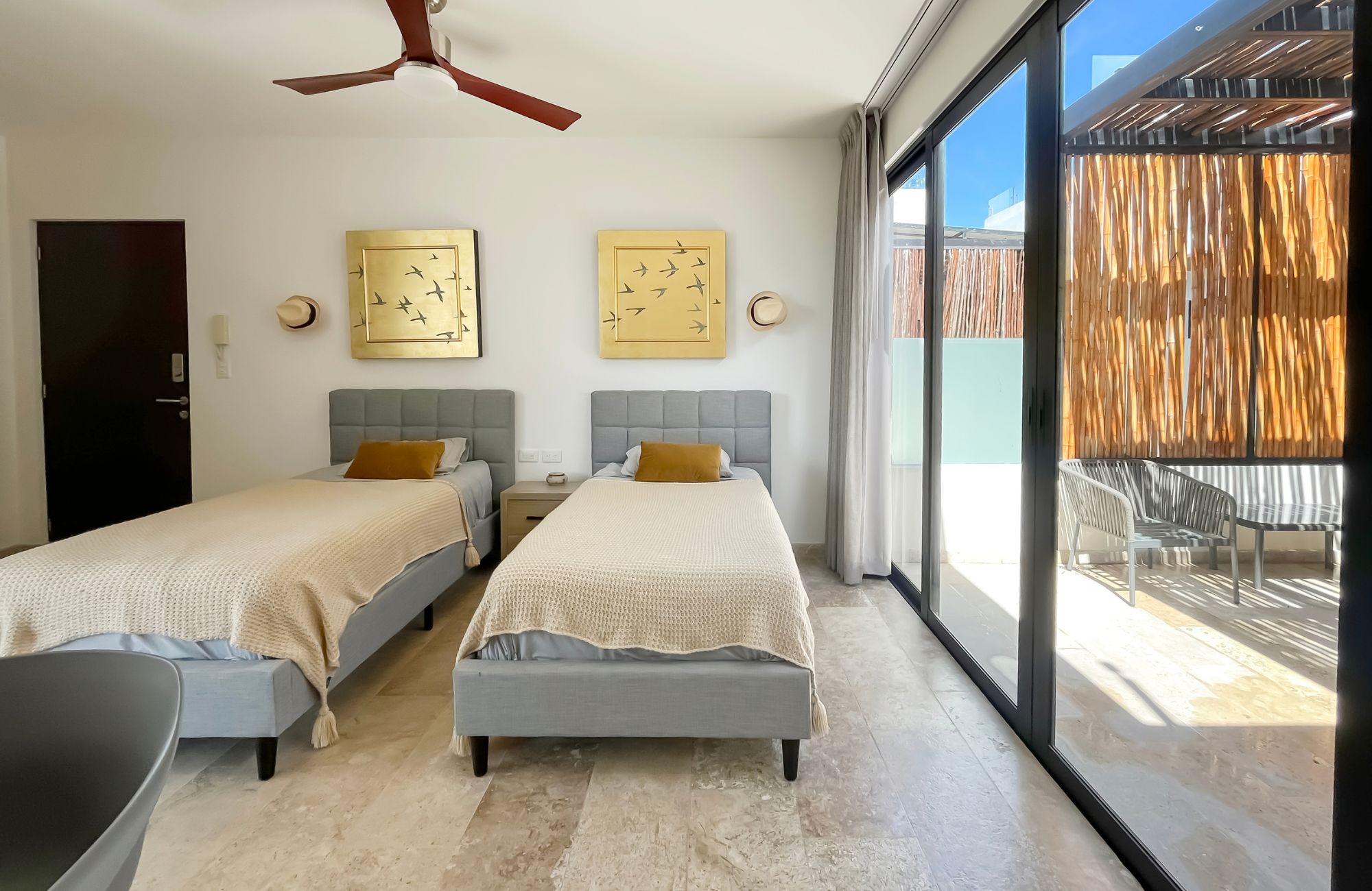 Penthouse 350 meters from the beach, ocean view pool, art gallery, unique design, roof garden with jacuzzi, for sale in Playa del Carmen.