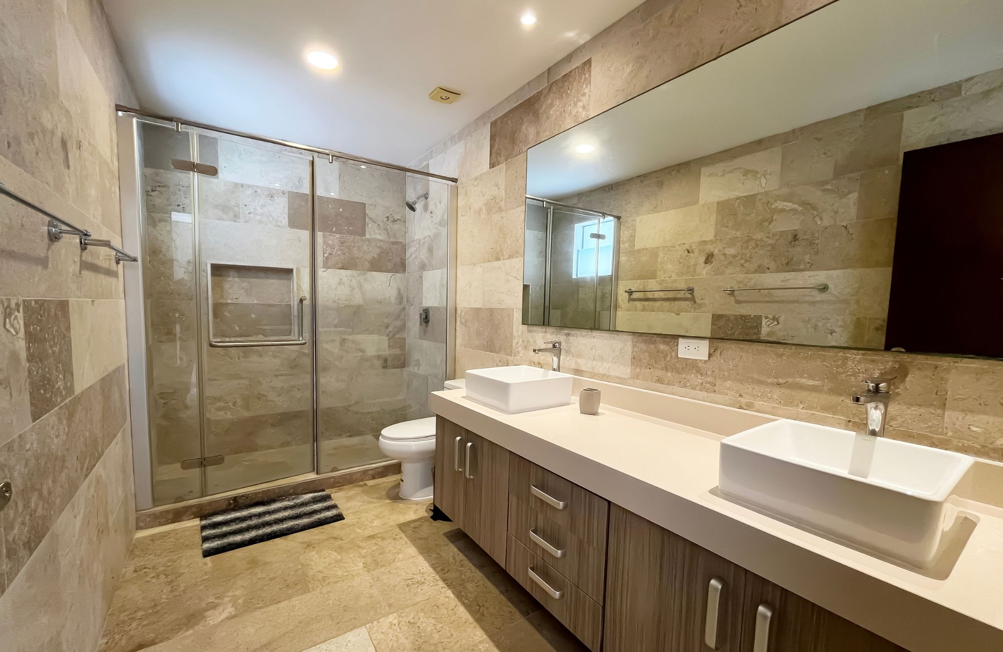 Penthouse 350 meters from the beach, ocean view pool, art gallery, unique design, roof garden with jacuzzi, for sale in Playa del Carmen.