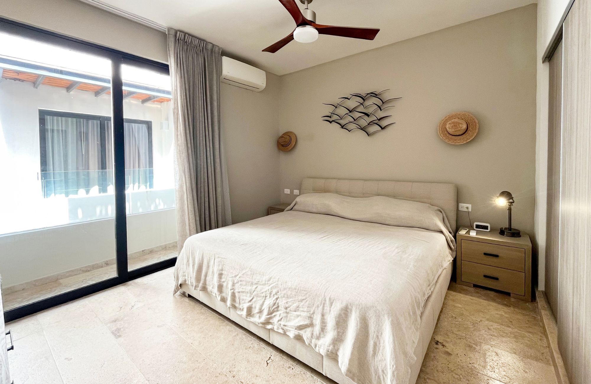 Penthouse 350 meters from the beach, ocean view pool, art gallery, unique design, roof garden with jacuzzi, for sale in Playa del Carmen.