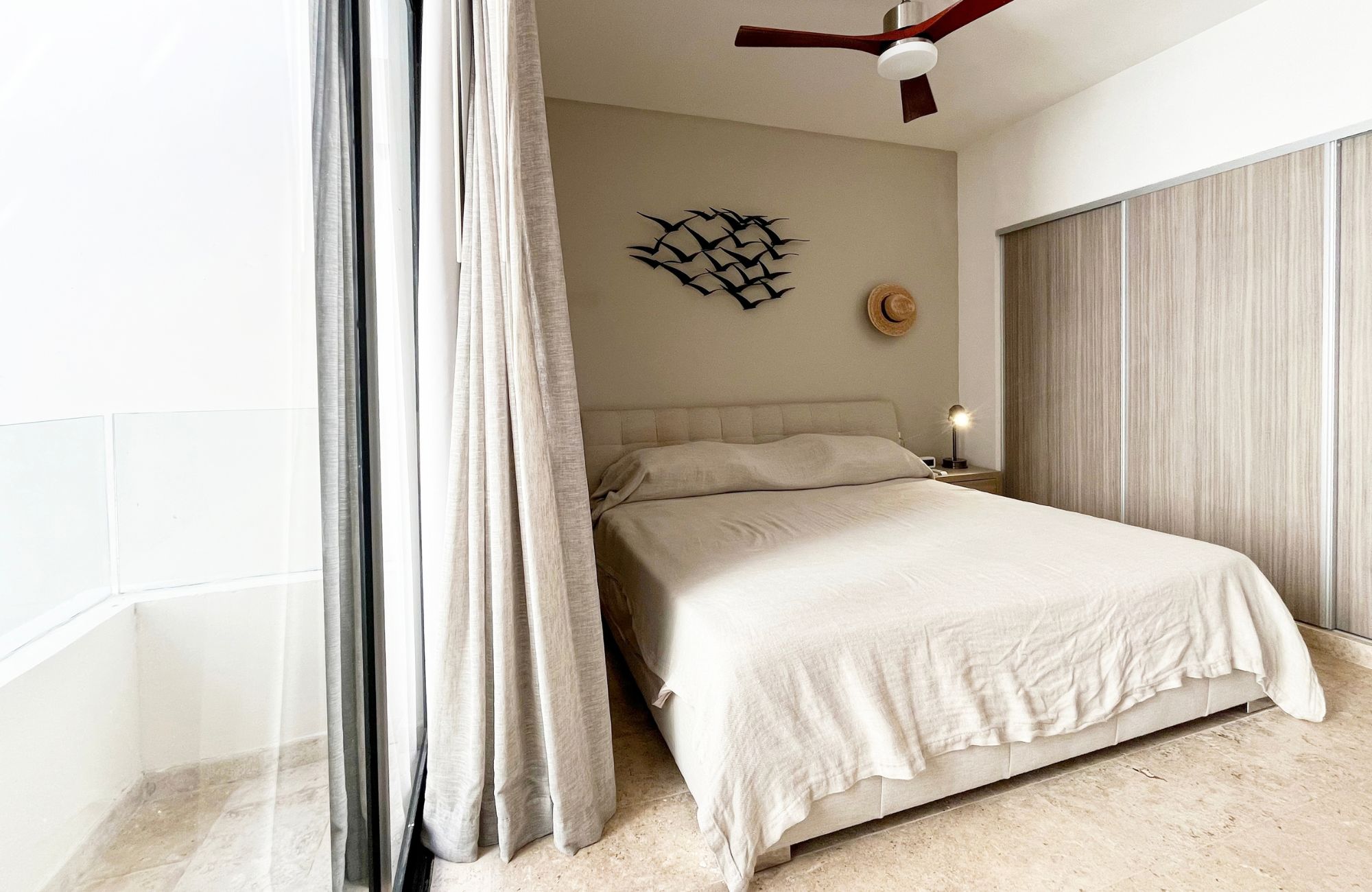 Penthouse 350 meters from the beach, ocean view pool, art gallery, unique design, roof garden with jacuzzi, for sale in Playa del Carmen.