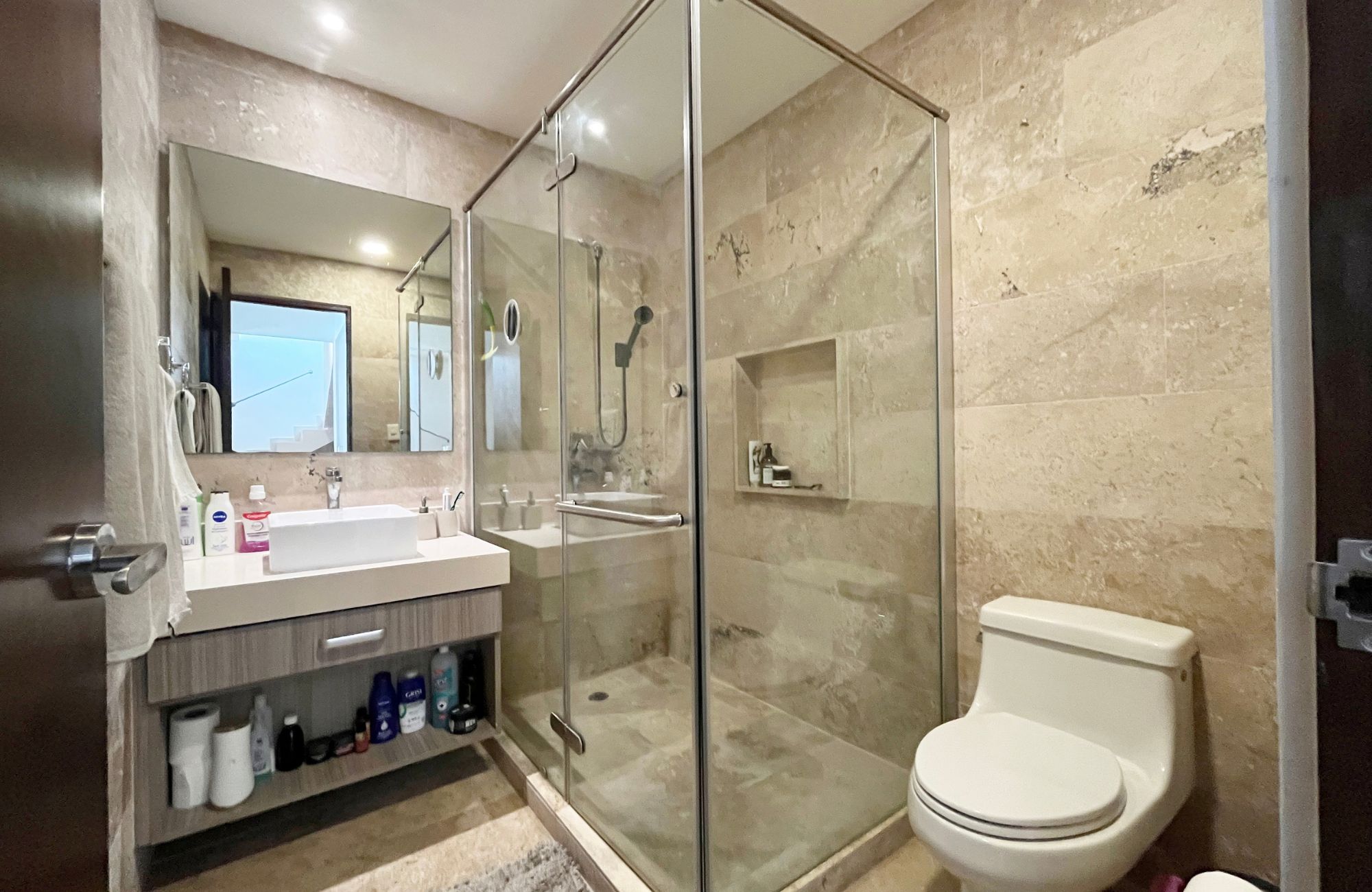 Penthouse 350 meters from the beach, ocean view pool, art gallery, unique design, roof garden with jacuzzi, for sale in Playa del Carmen.