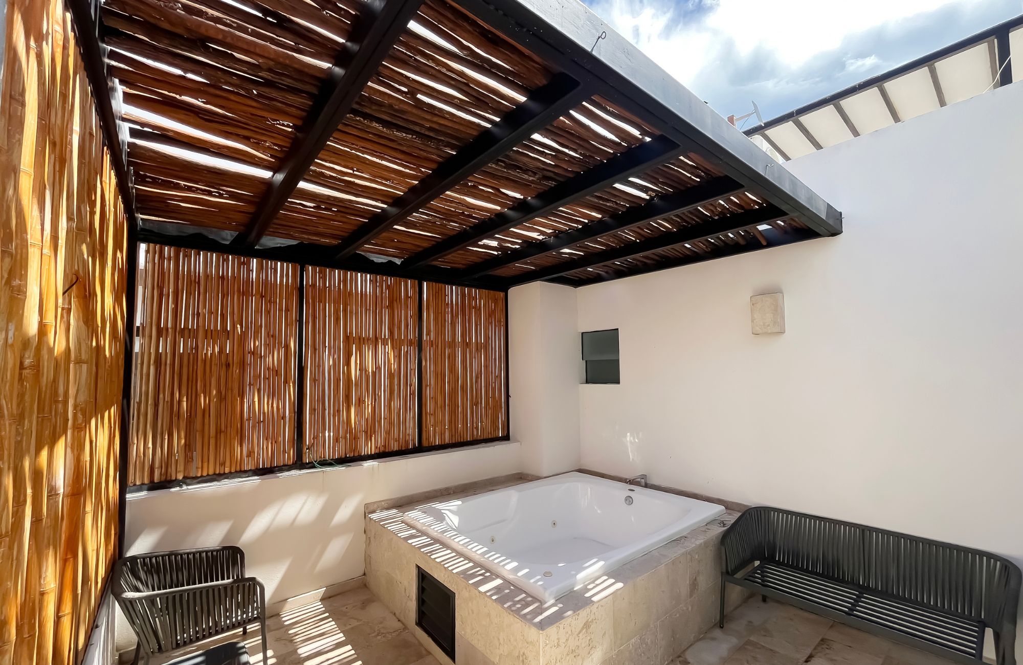 Penthouse 350 meters from the beach, ocean view pool, art gallery, unique design, roof garden with jacuzzi, for sale in Playa del Carmen.