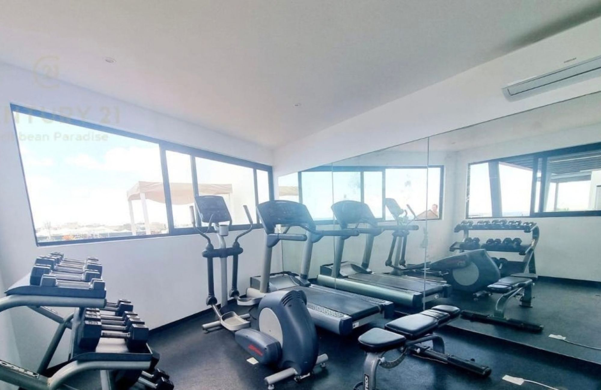 Penthouse 350 meters from the beach, ocean view pool, art gallery, unique design, roof garden with jacuzzi, for sale in Playa del Carmen.