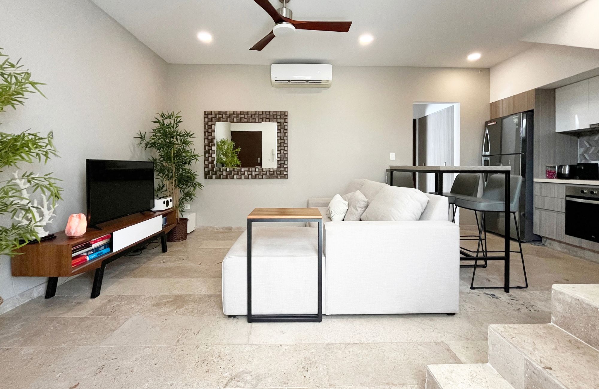 Penthouse 350 meters from the beach, ocean view pool, art gallery, unique design, roof garden with jacuzzi, for sale in Playa del Carmen.