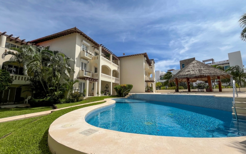 Fully furnished condo steps from the beach, for sale
