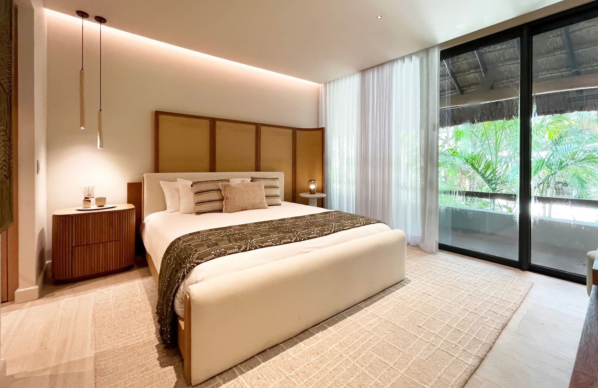 Penthouse with pool and rooftop, oceanfront, pre-sale Playa del Carmen.