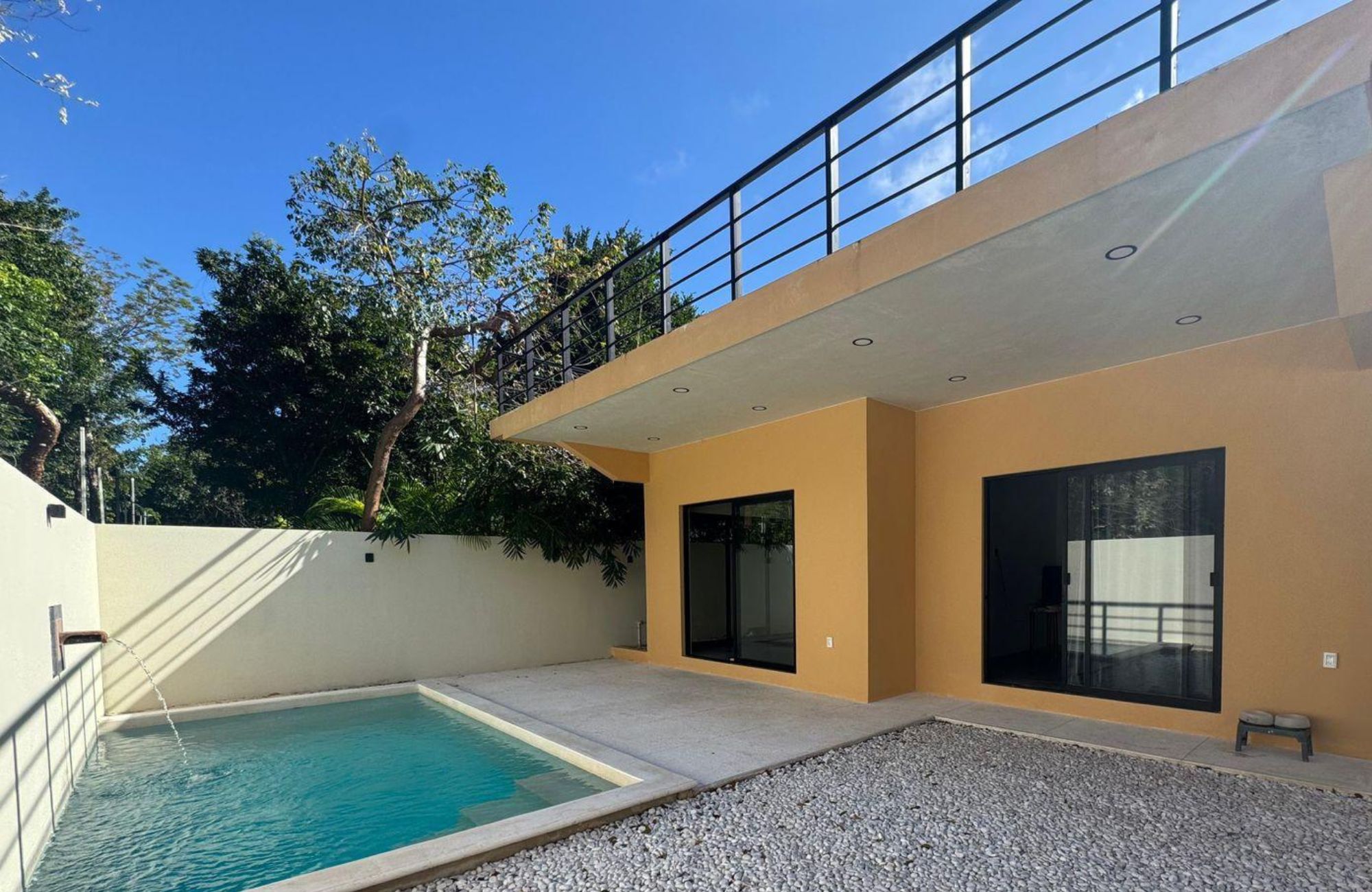 Casa con con jardin y alberca privada, Sala de TV- Estudio, en residencial de lujo con amenidades para toda la familia, en venta, Valenia, P