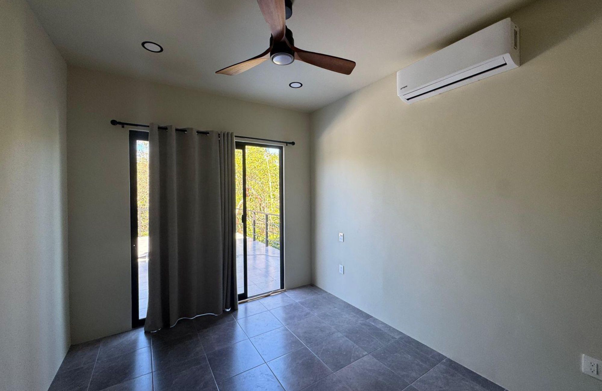 Casa con con jardin y alberca privada, Sala de TV- Estudio, en residencial de lujo con amenidades para toda la familia, en venta, Valenia, P