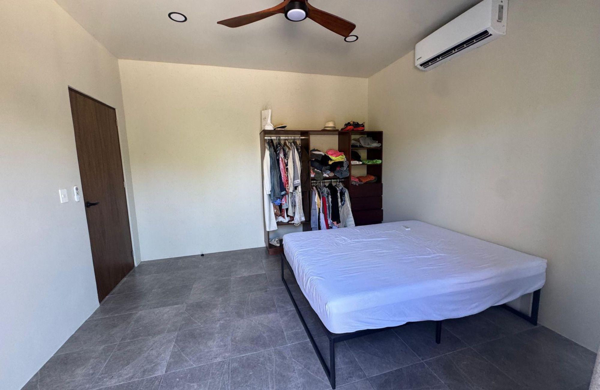 Casa con con jardin y alberca privada, Sala de TV- Estudio, en residencial de lujo con amenidades para toda la familia, en venta, Valenia, P