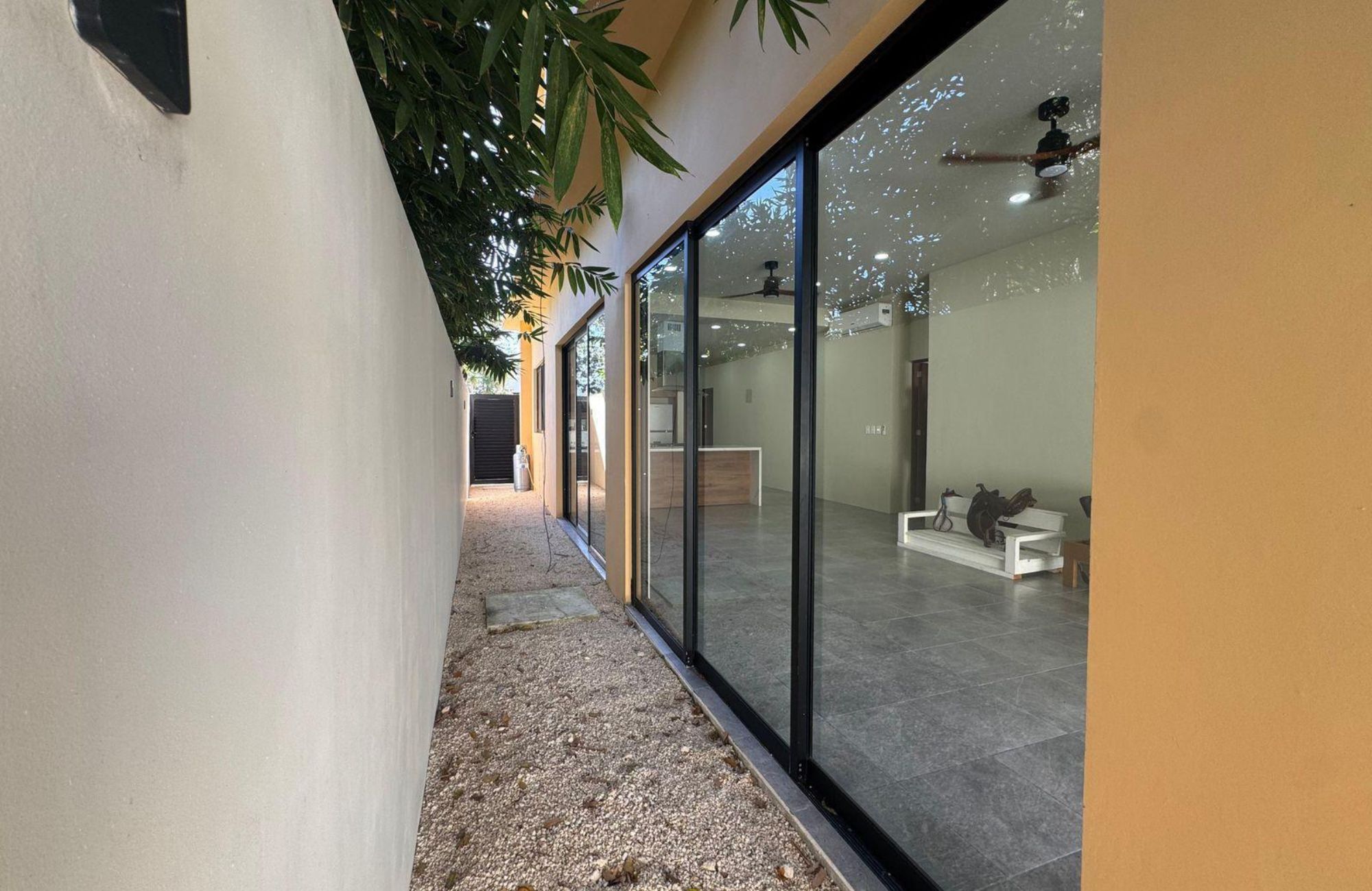 Casa con con jardin y alberca privada, Sala de TV- Estudio, en residencial de lujo con amenidades para toda la familia, en venta, Valenia, P