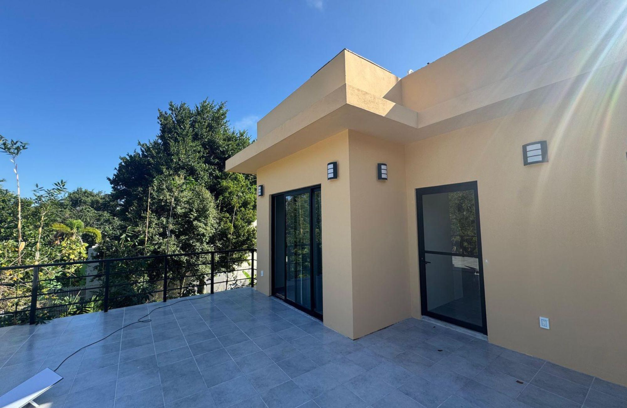 Casa con con jardin y alberca privada, Sala de TV- Estudio, en residencial de lujo con amenidades para toda la familia, en venta, Valenia, P