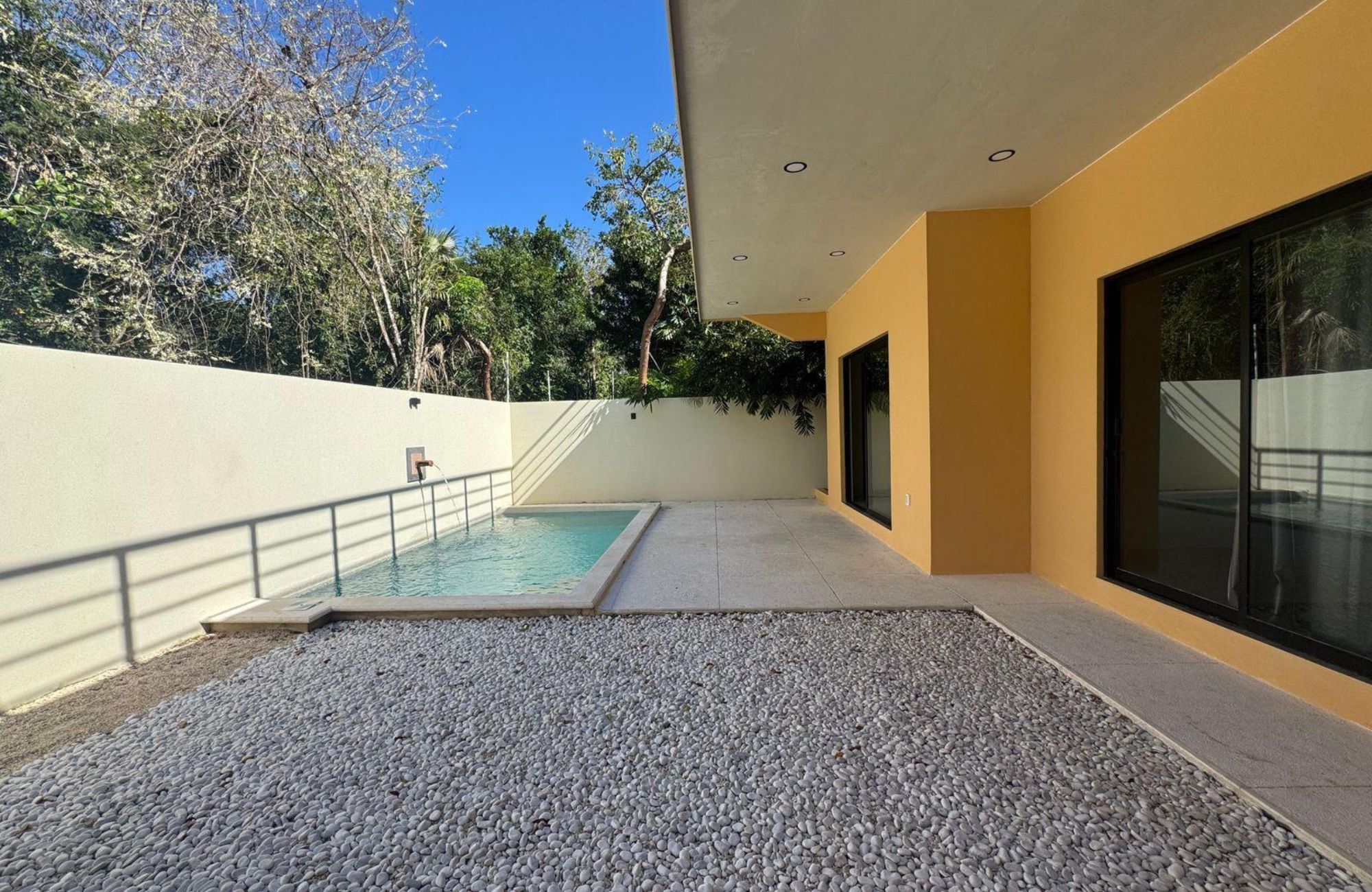Casa con con jardin y alberca privada, Sala de TV- Estudio, en residencial de lujo con amenidades para toda la familia, en venta, Valenia, P