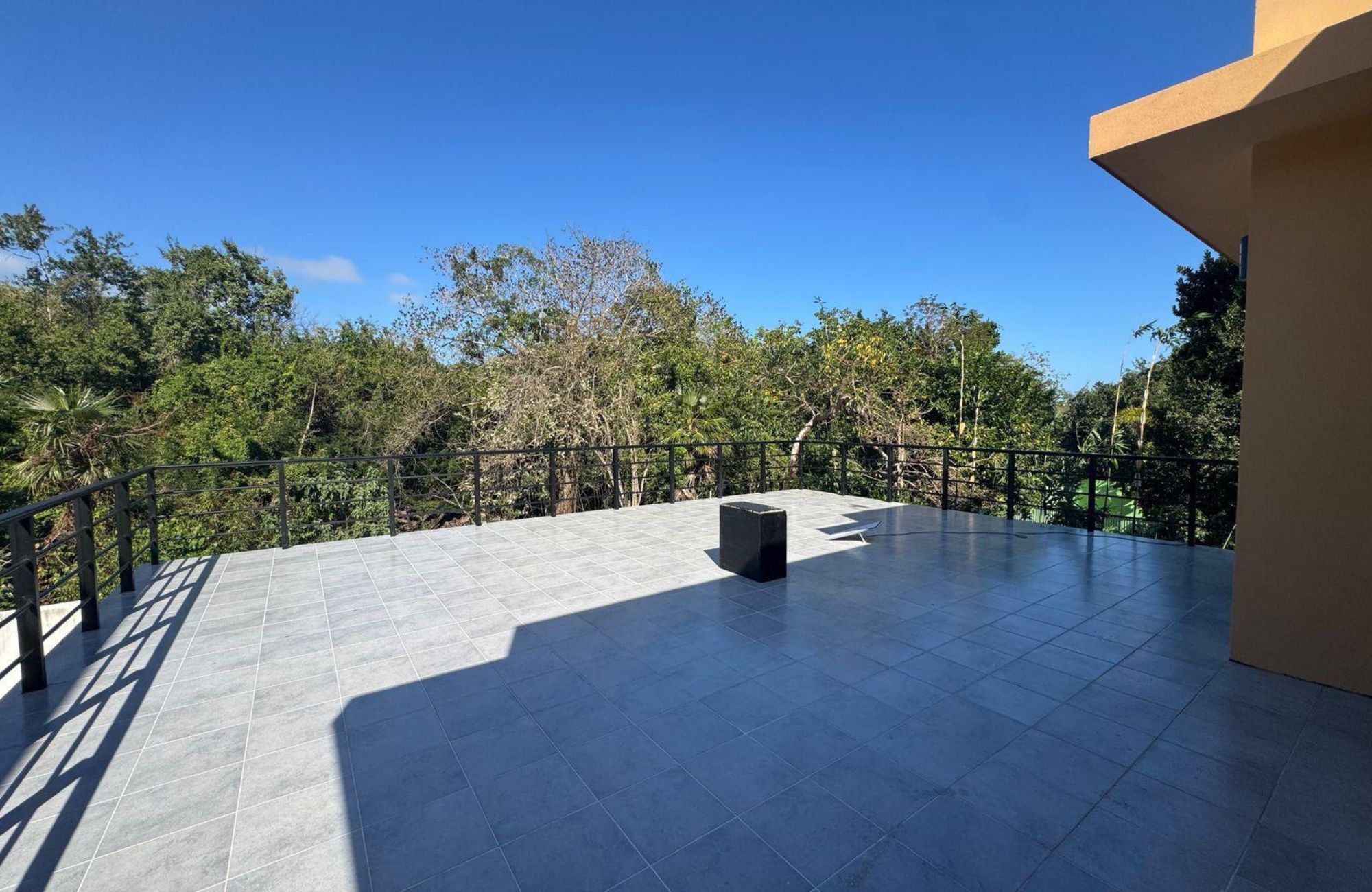 Casa con con jardin y alberca privada, Sala de TV- Estudio, en residencial de lujo con amenidades para toda la familia, en venta, Valenia, P