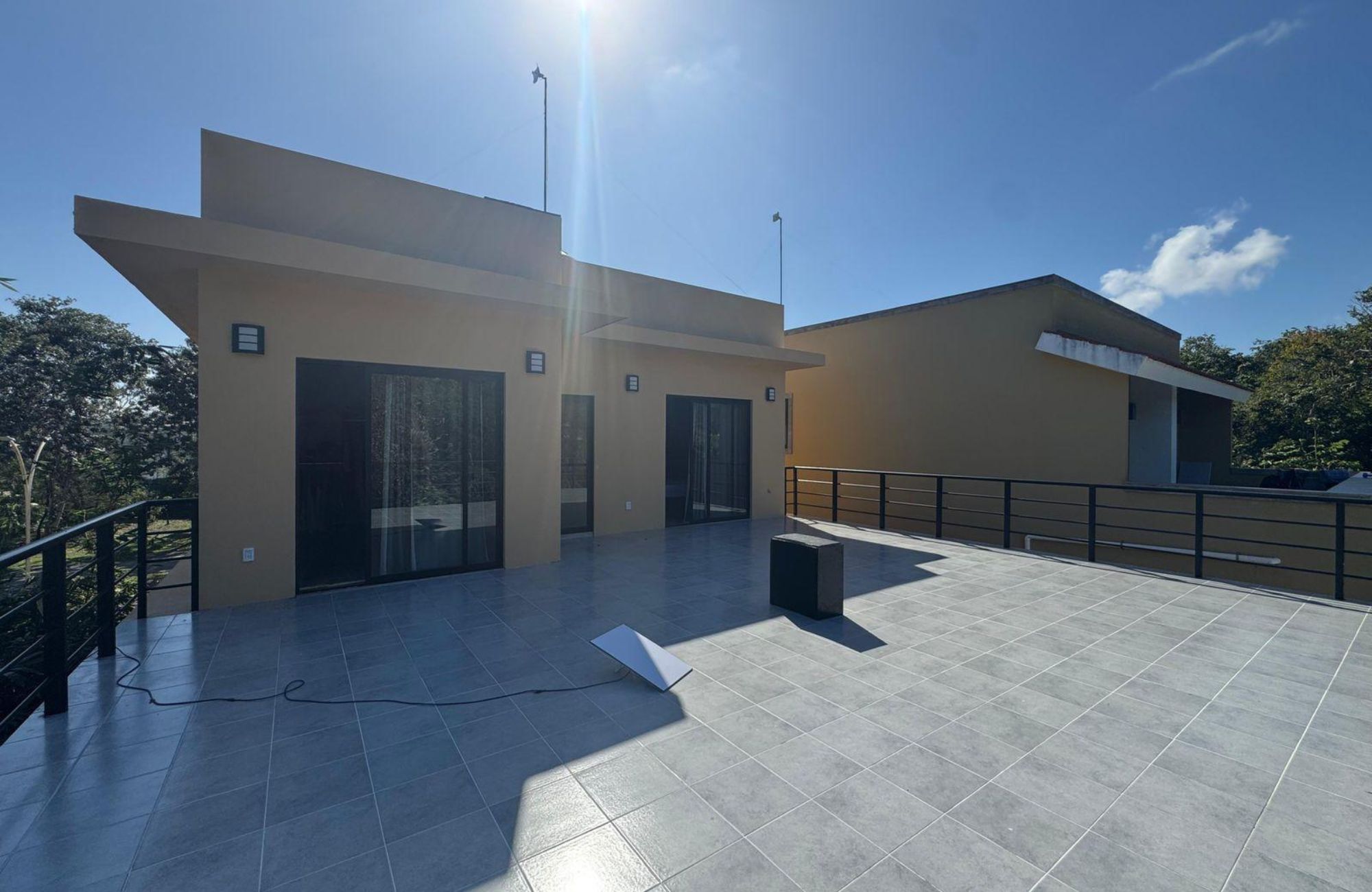 Casa con con jardin y alberca privada, Sala de TV- Estudio, en residencial de lujo con amenidades para toda la familia, en venta, Valenia, P