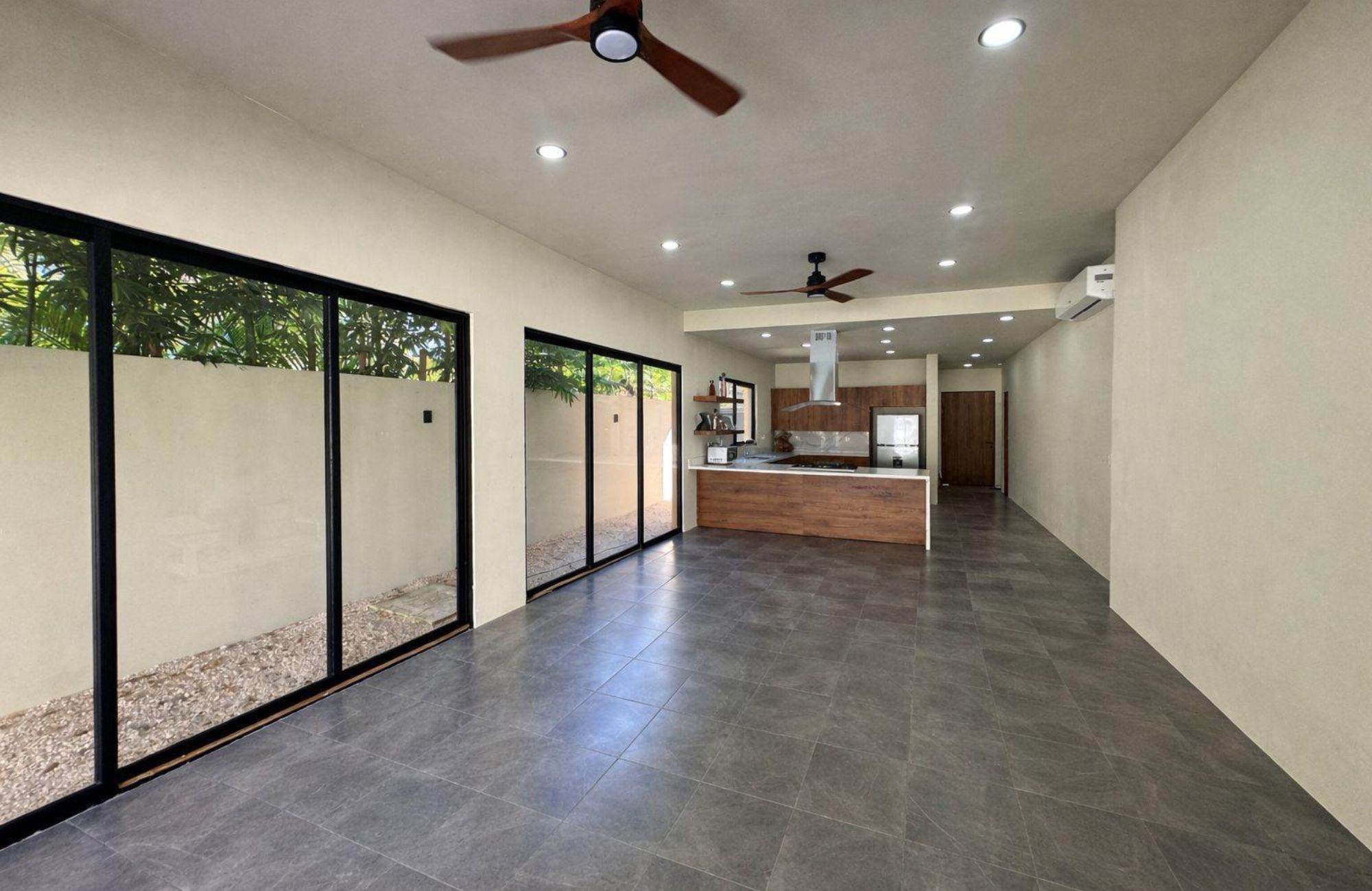 Casa con con jardin y alberca privada, Sala de TV- Estudio, en residencial de lujo con amenidades para toda la familia, en venta, Valenia, P