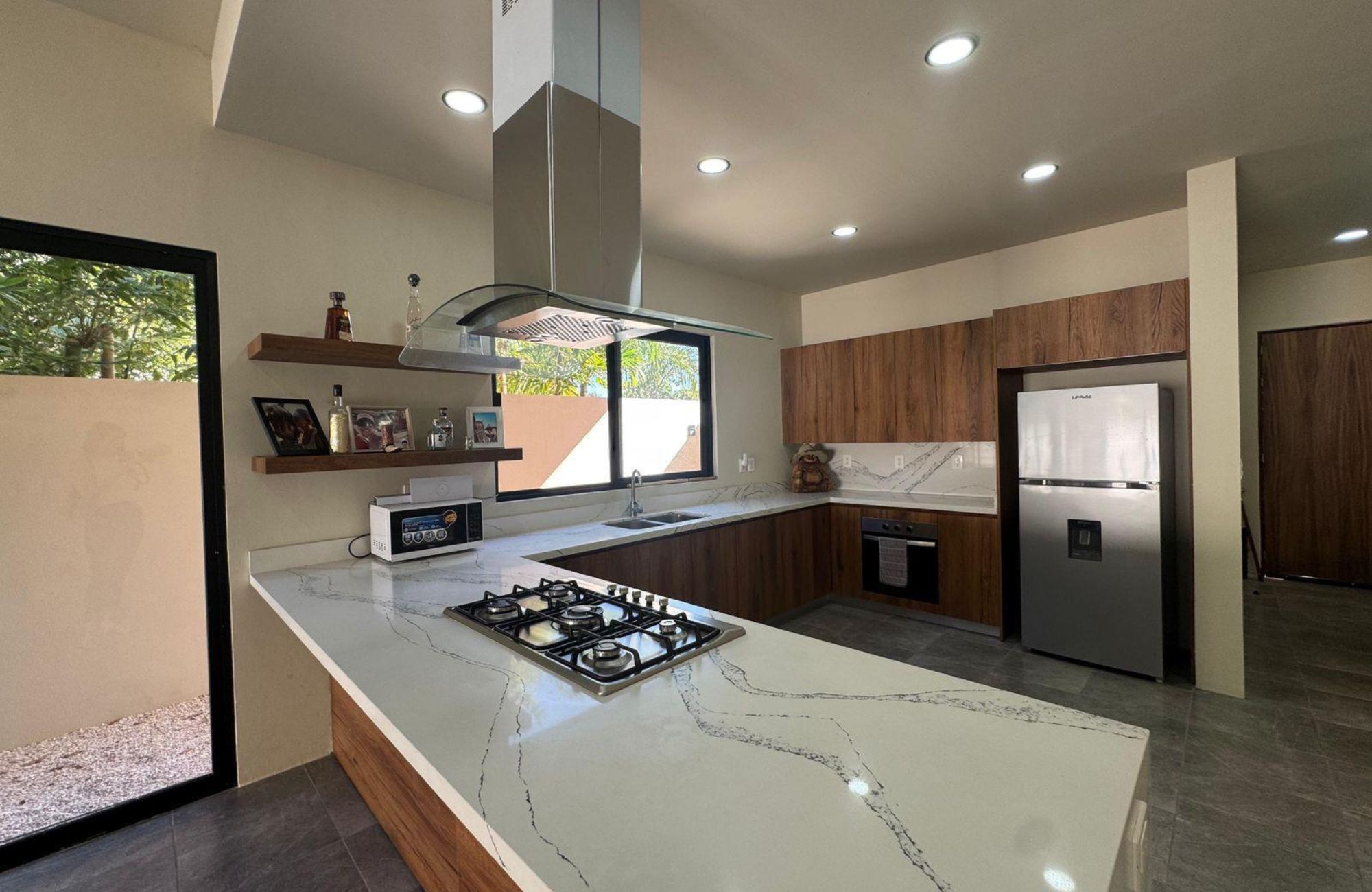Casa con con jardin y alberca privada, Sala de TV- Estudio, en residencial de lujo con amenidades para toda la familia, en venta, Valenia, P