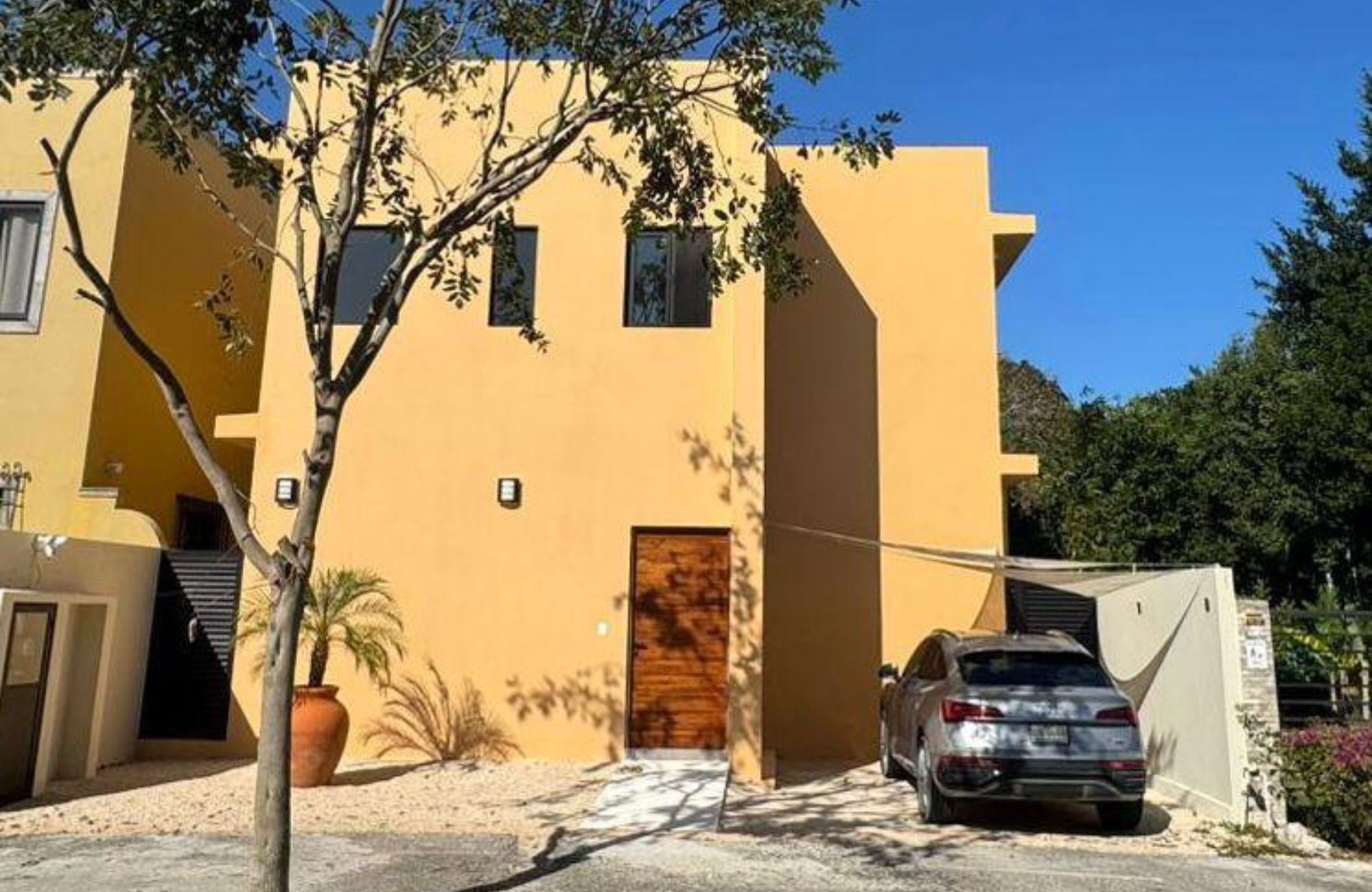 Casa con con jardin y alberca privada, Sala de TV- Estudio, en residencial de lujo con amenidades para toda la familia, en venta, Valenia, P