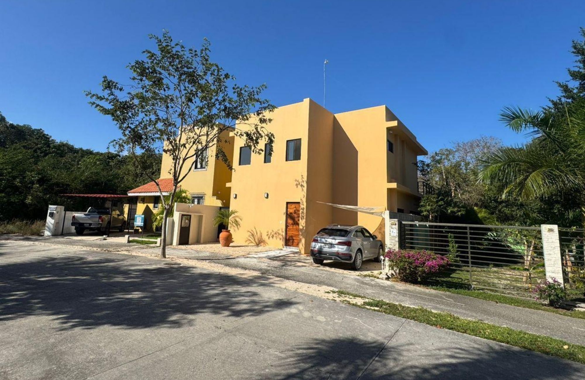 Casa con con jardin y alberca privada, Sala de TV- Estudio, en residencial de lujo con amenidades para toda la familia, en venta, Valenia, P