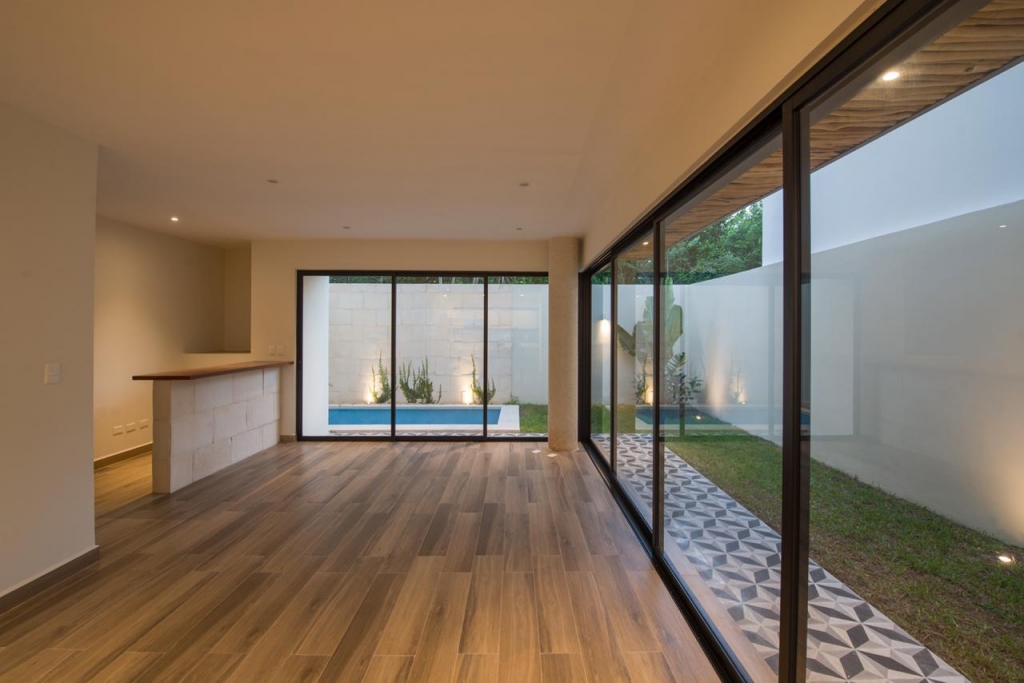 House with private pool &amp; rooftop terrace, clubhouse with sports fields, in Gated community, &uml;Aqua&uml;, Cancun, for sale.