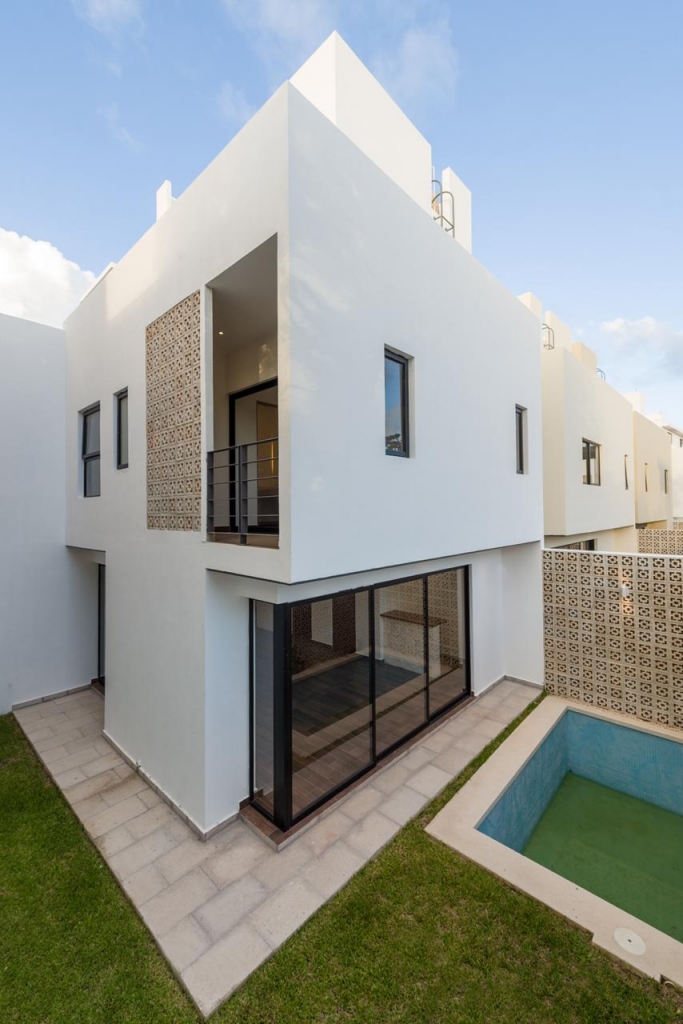 House with private pool &amp; rooftop terrace, clubhouse with sports fields, in Gated community, &uml;Aqua&uml;, Cancun, for sale.