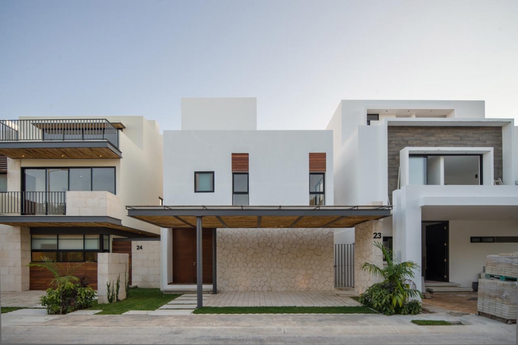 House with private pool &amp; rooftop terrace, clubhouse with sports fields, in Gated community, &uml;Aqua&uml;, Cancun, for sale.