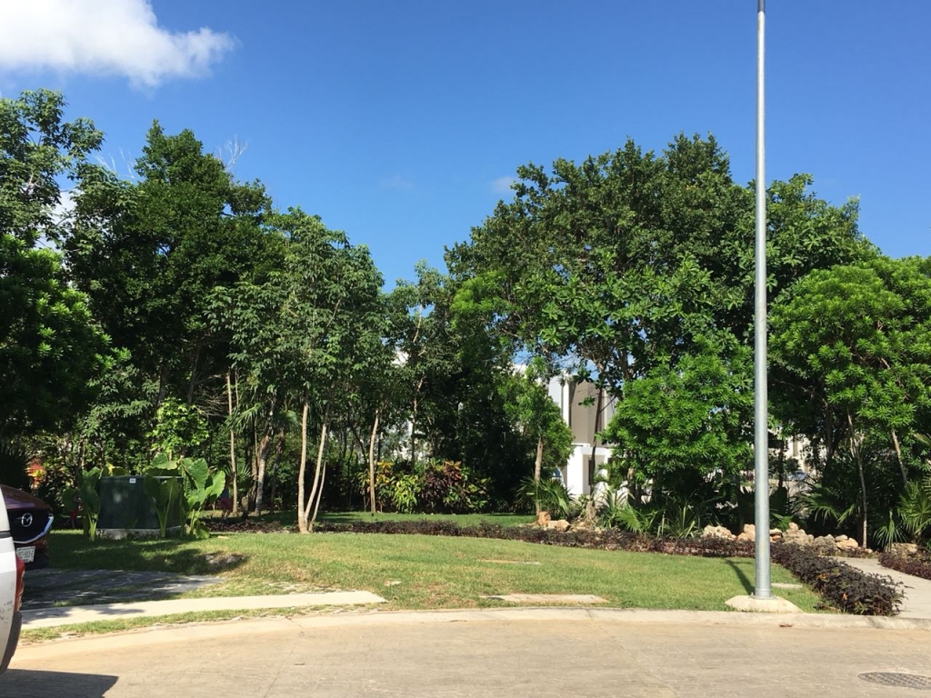 House with private pool &amp; rooftop terrace, clubhouse with sports fields, in Gated community, &uml;Aqua&uml;, Cancun, for sale.