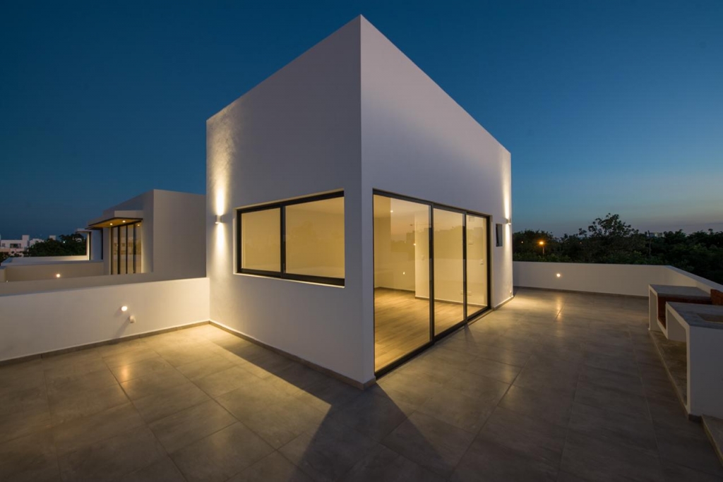 House with private pool &amp; rooftop terrace, clubhouse with sports fields, in Gated community, &uml;Aqua&uml;, Cancun, for sale.