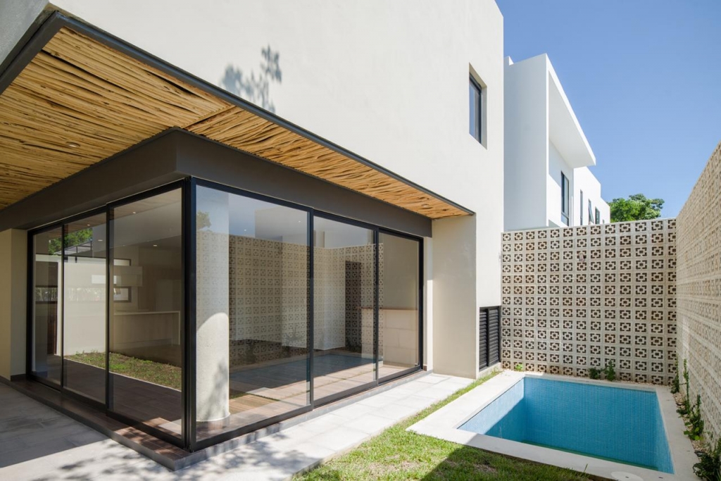 House with private pool &amp; rooftop terrace, clubhouse with sports fields, in Gated community, &uml;Aqua&uml;, Cancun, for sale.