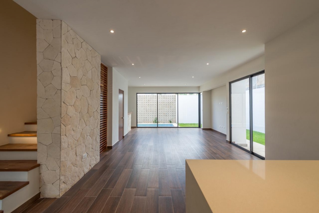 House with private pool &amp; rooftop terrace, clubhouse with sports fields, in Gated community, &uml;Aqua&uml;, Cancun, for sale.