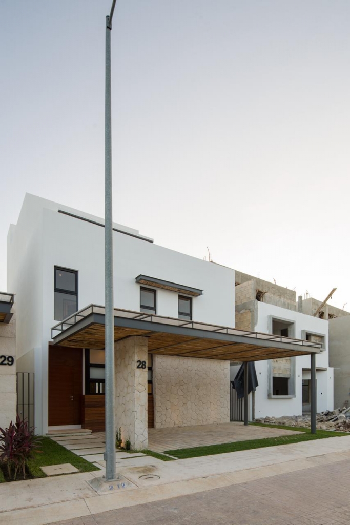 House with private pool &amp; rooftop terrace, clubhouse with sports fields, in Gated community, &uml;Aqua&uml;, Cancun, for sale.