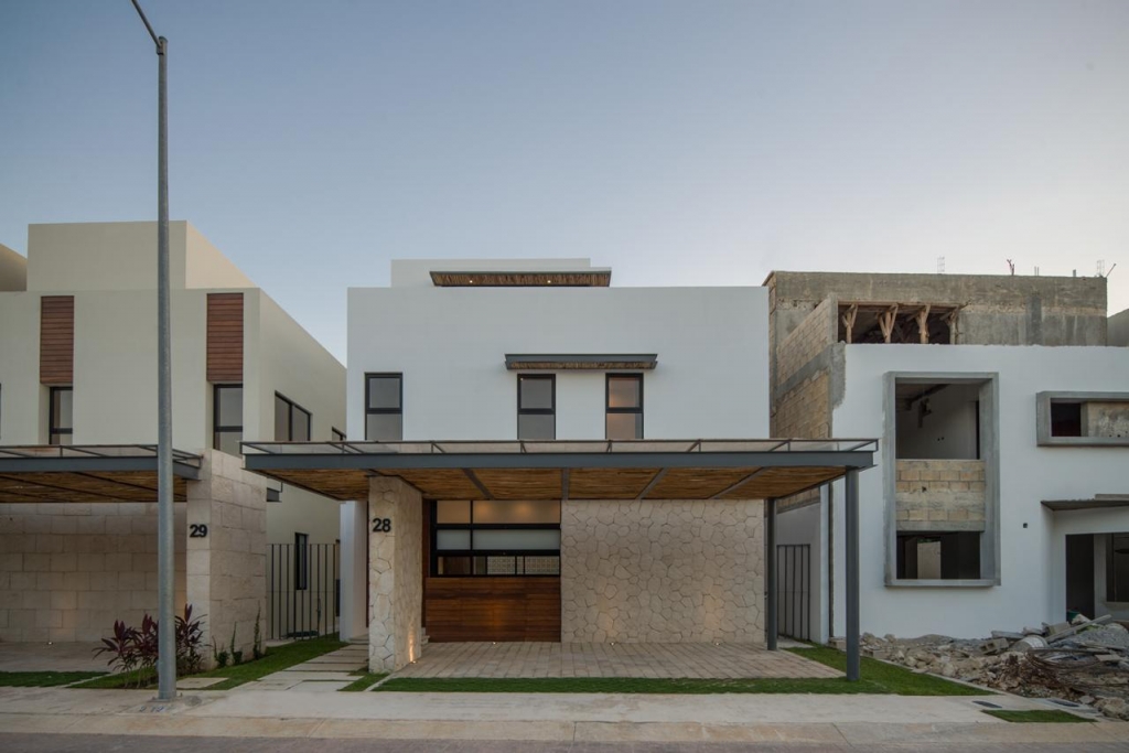 House with private pool &amp; rooftop terrace, clubhouse with sports fields, in Gated community, &uml;Aqua&uml;, Cancun, for sale.